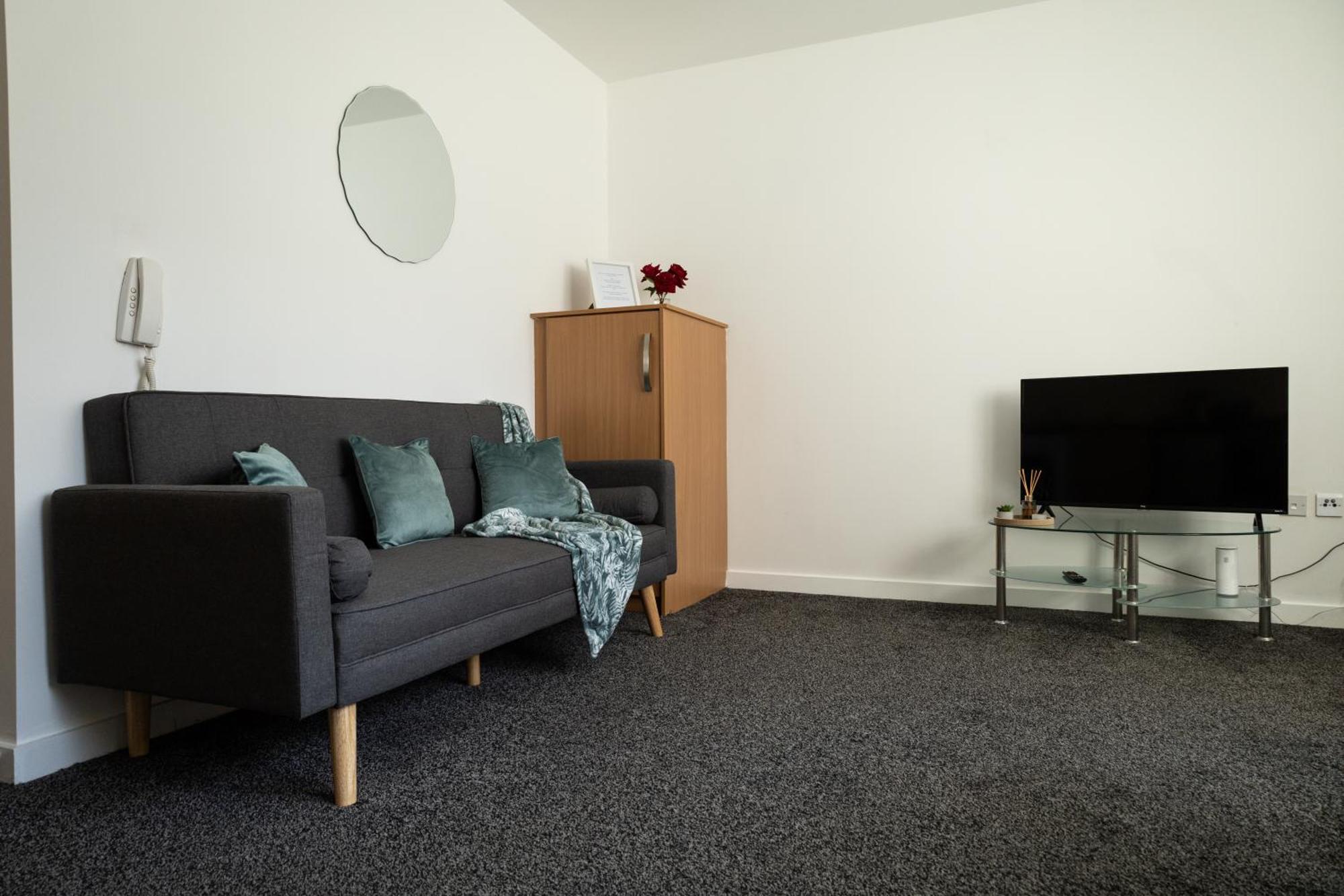 The Trafford Luxe , Garage Parking, Self Check-in Anytime - Perfect For Late Arrivals, Ultra- Fast Wi-fi, 5 Mins To Old Trafford Stadium * Manchester