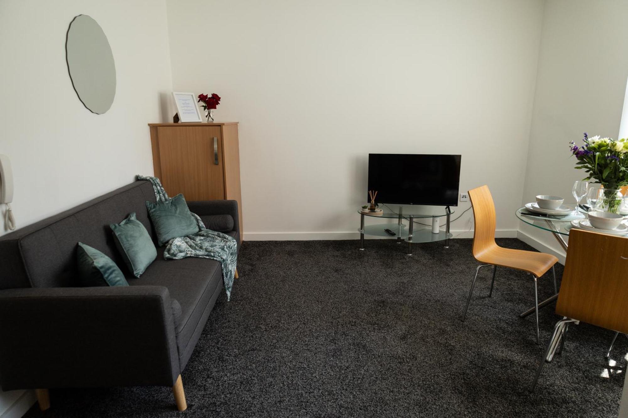 Apartment The Trafford Luxe , Garage Parking, Self Check-in Anytime - Perfect For Late Arrivals, Ultra- Fast Wi-fi, 5 Mins To Old Trafford Stadium Manchester