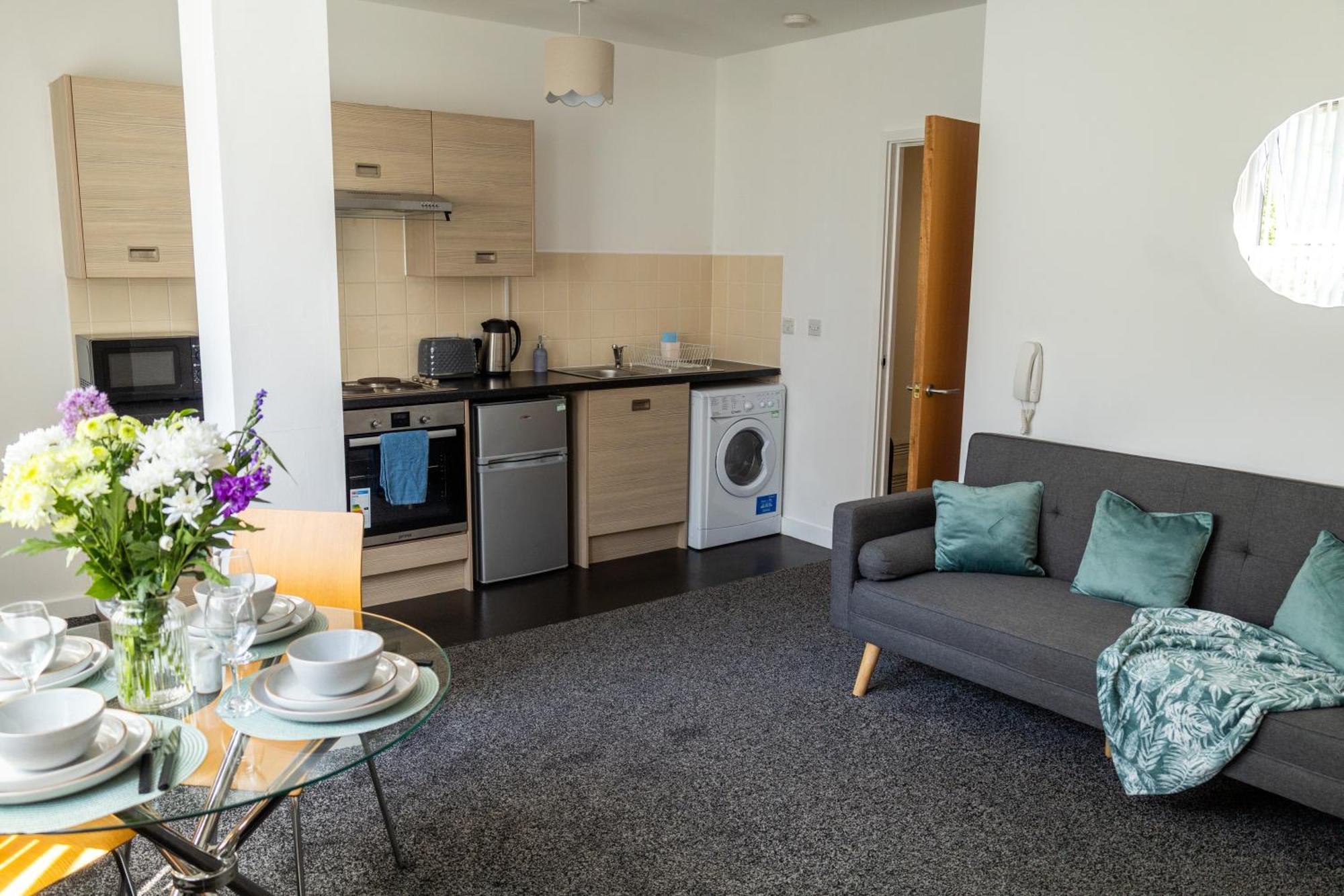 Apartment The Trafford Luxe , Garage Parking, Self Check-in Anytime - Perfect For Late Arrivals, Ultra- Fast Wi-fi, 5 Mins To Old Trafford Stadium Manchester