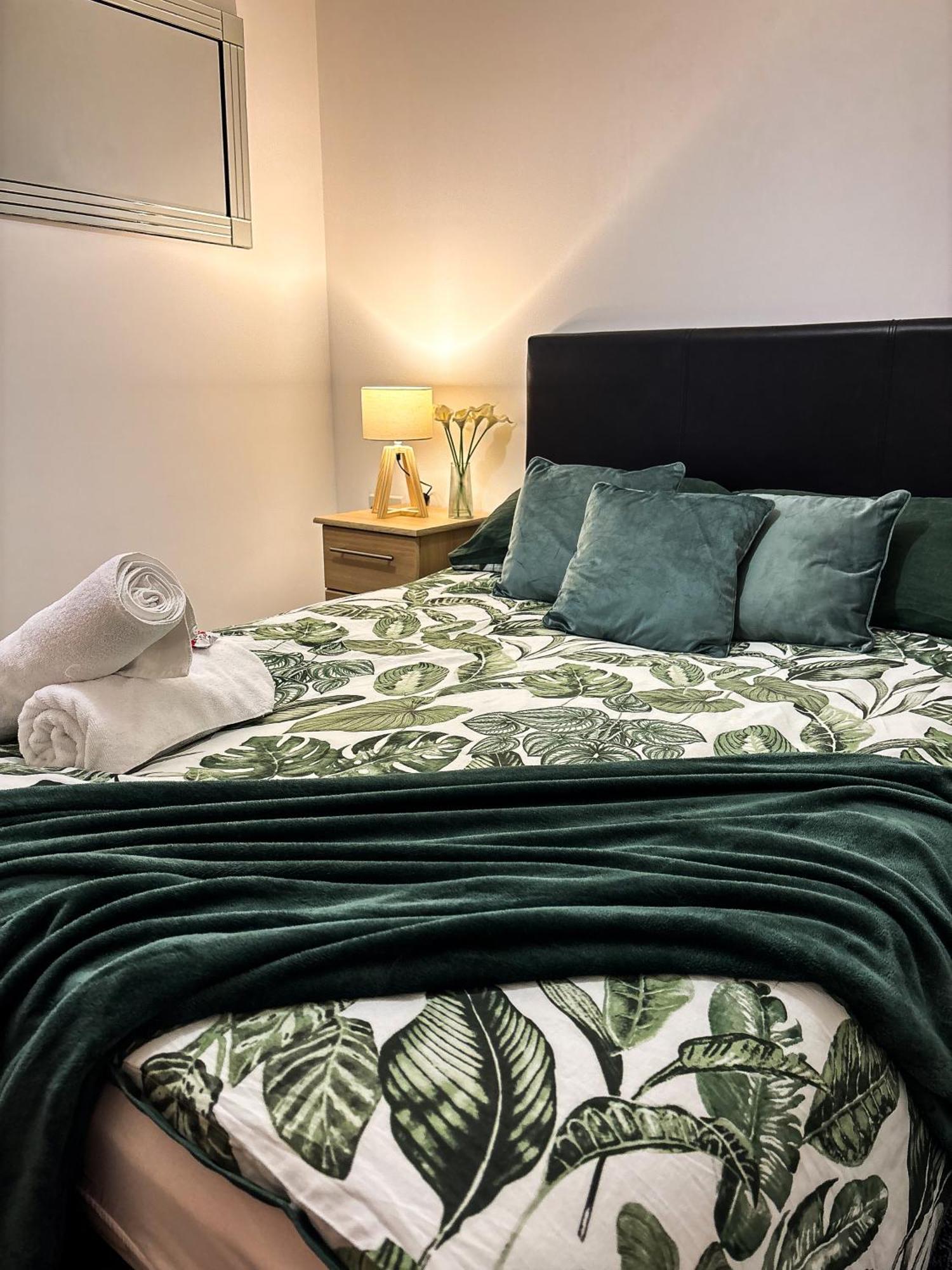 Apartment The Trafford Luxe , Garage Parking, Self Check-in Anytime - Perfect For Late Arrivals, Ultra- Fast Wi-fi, 5 Mins To Old Trafford Stadium Manchester