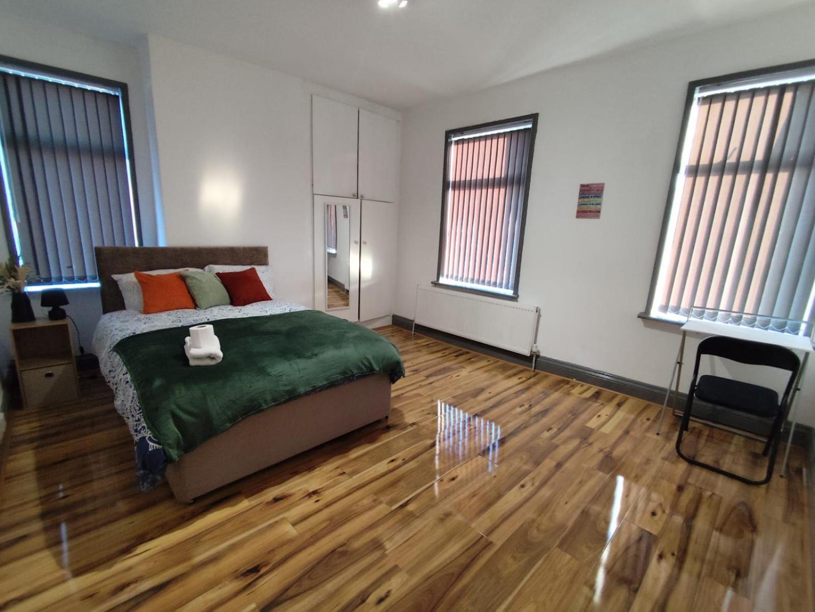 Double-bedroom In The Heart Of Harpurhey Perfect For Short Guest house *