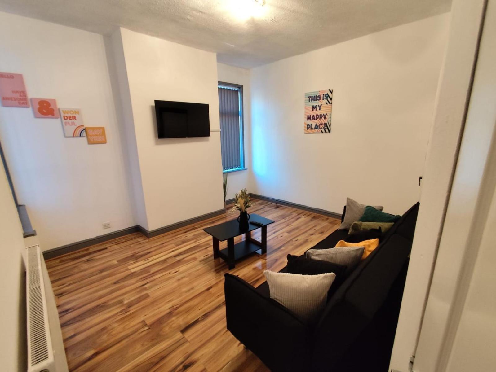 Double-bedroom In The Heart Of Harpurhey Perfect For Short