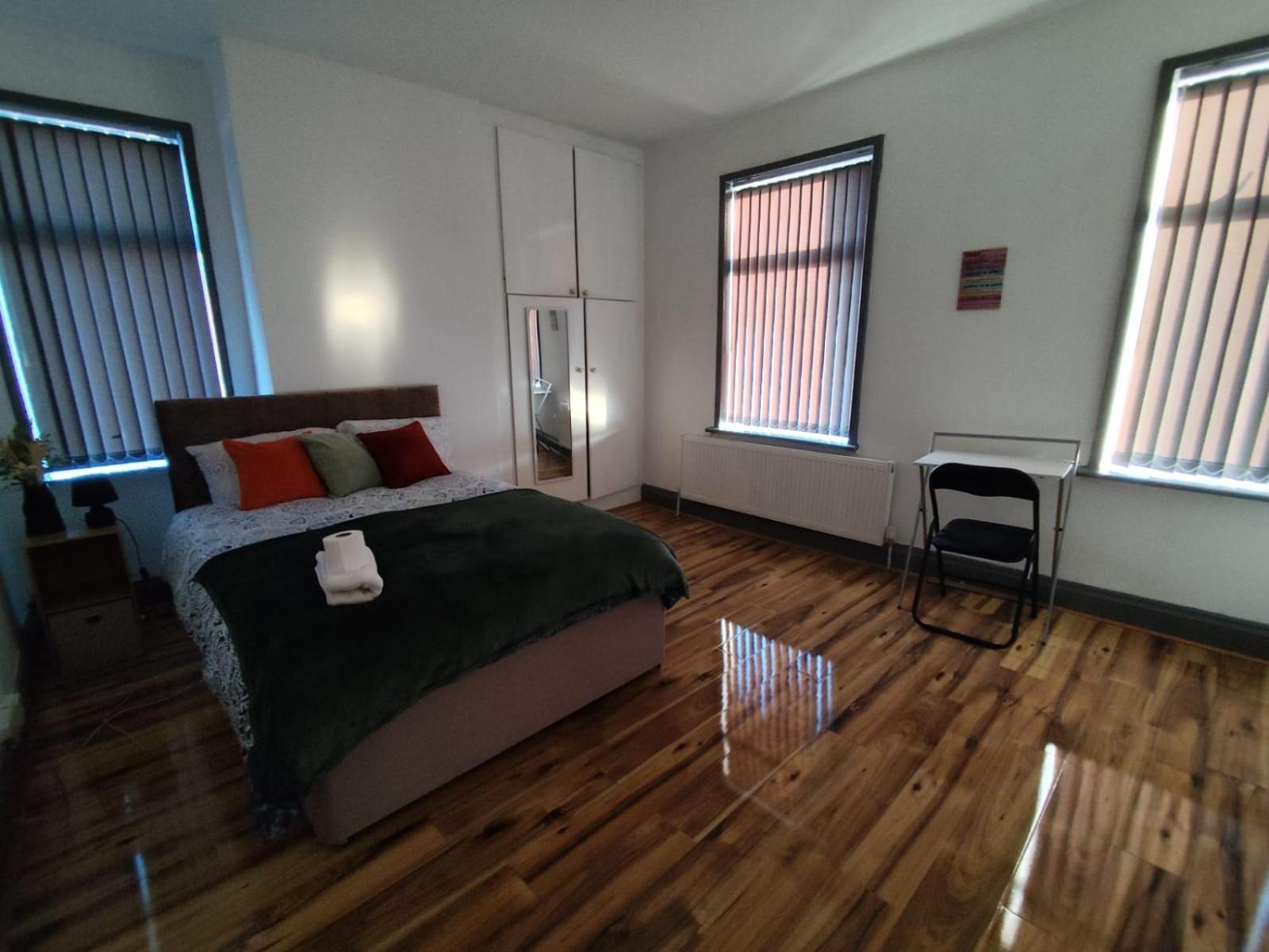 Double-bedroom In The Heart Of Harpurhey Perfect For Short * Manchester
