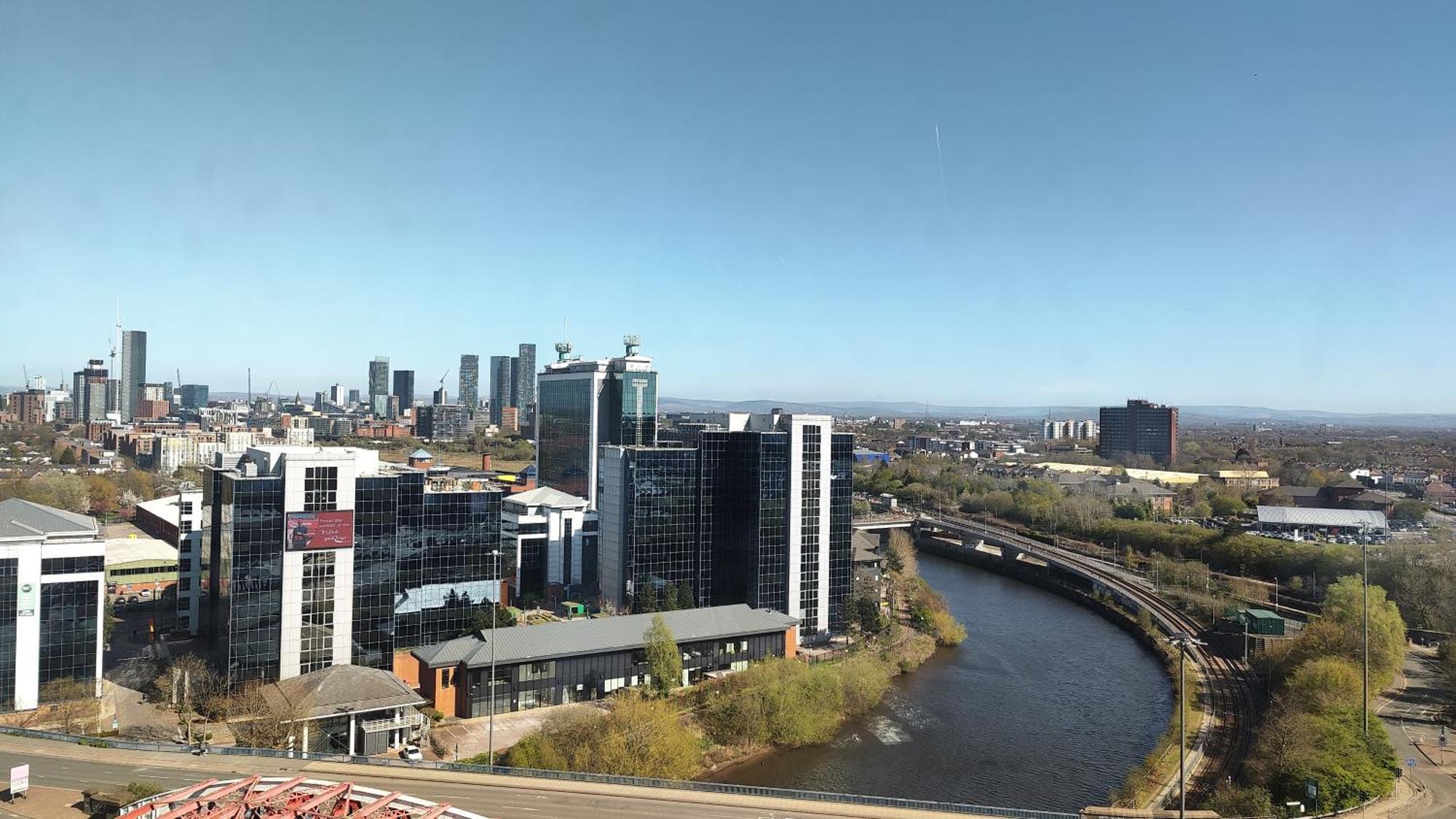 Penthouse-like With & Waterfront Views In Old Trafford * Manchester