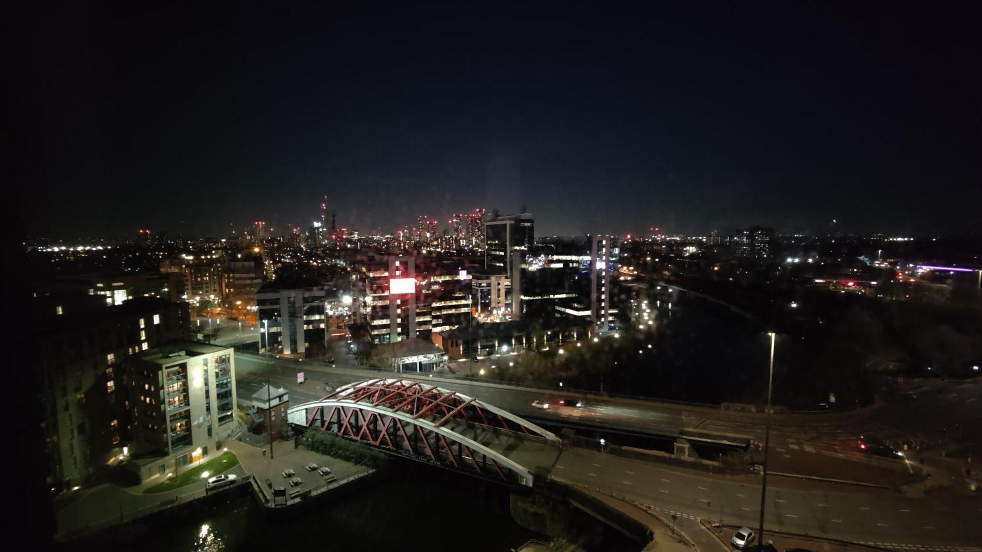 Penthouse-like With & Waterfront Views In Old Trafford