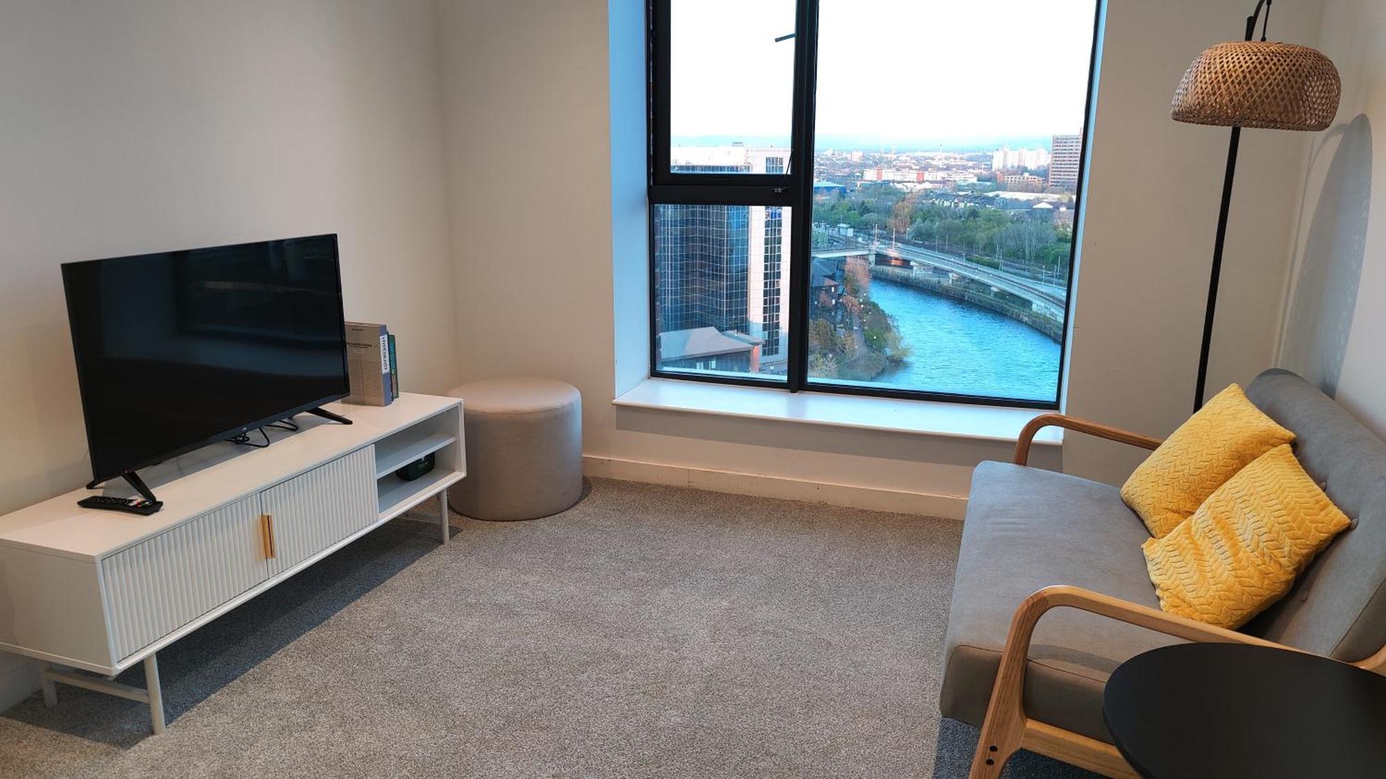 Penthouse-like With & Waterfront Views In Old Trafford Apartment *