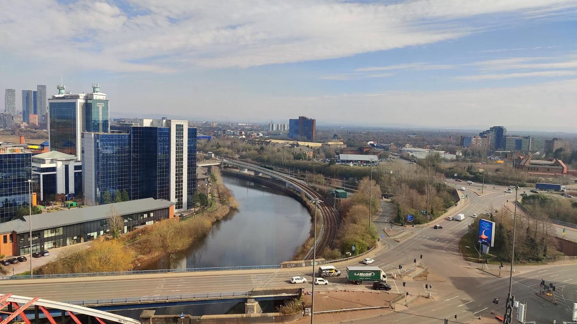 Penthouse-like With & Waterfront Views In Old Trafford *