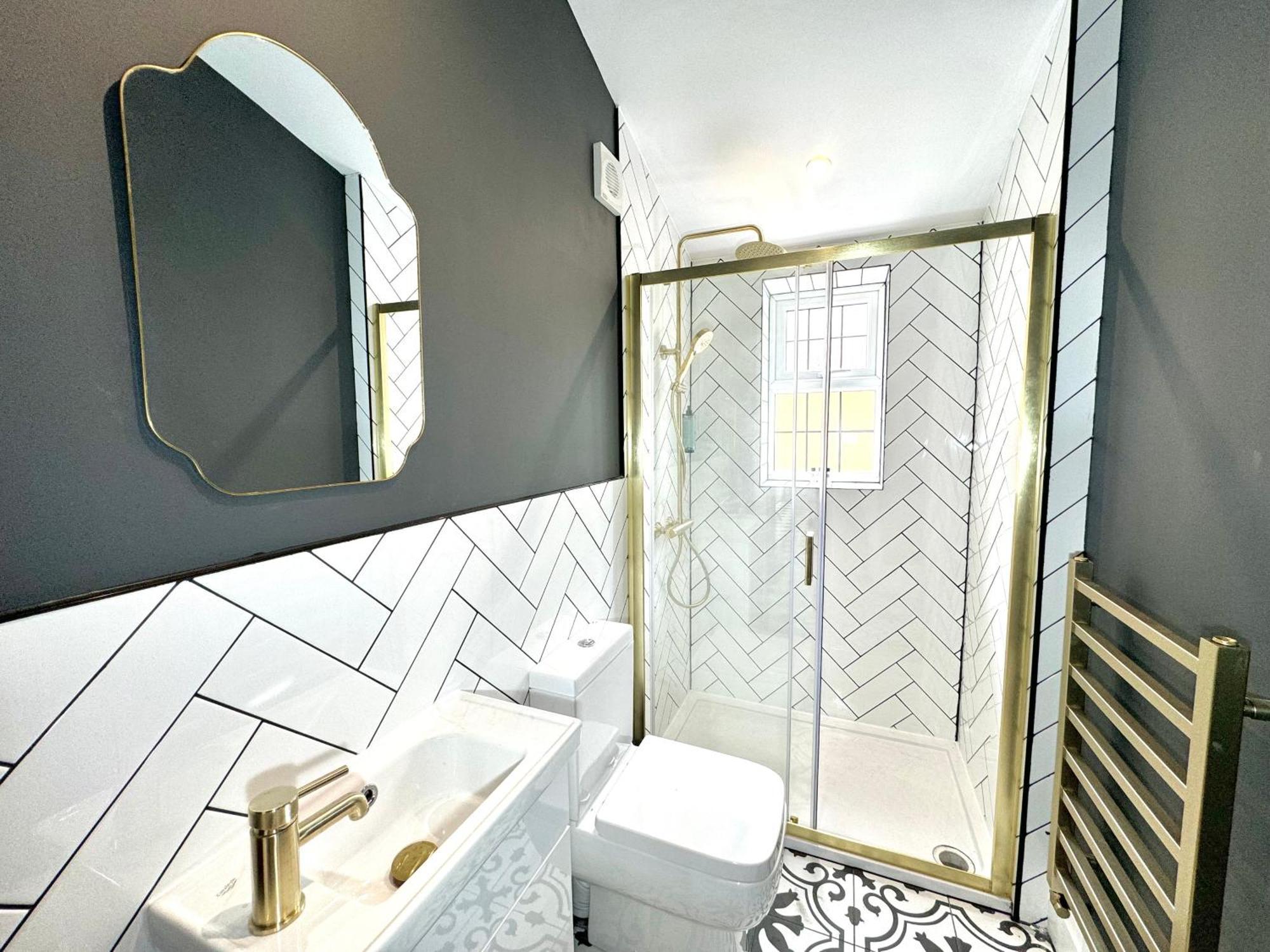 Bright 5 Bedroom House In Didsbury, Holiday home
