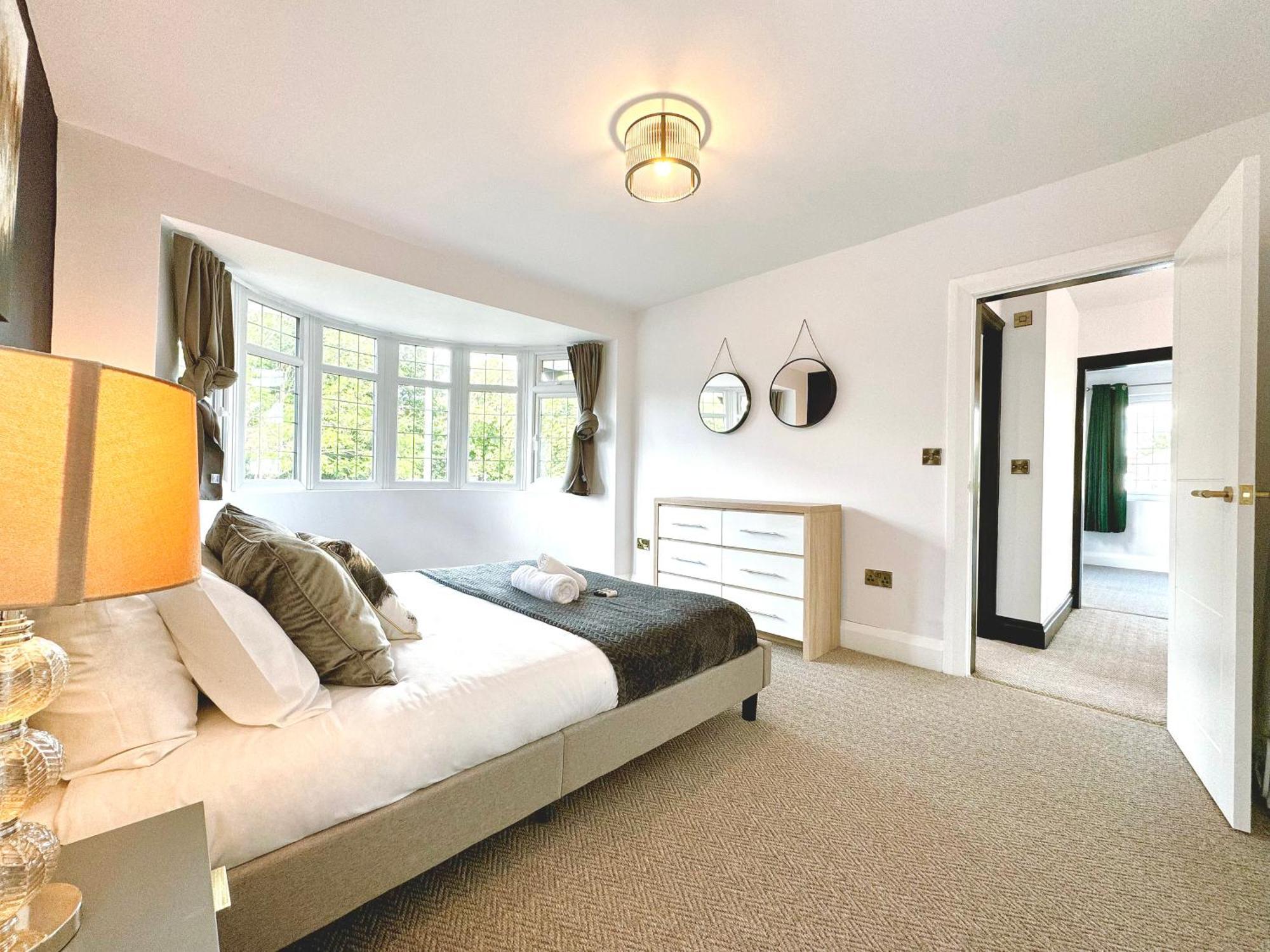 Bright 5 Bedroom House In Didsbury, Holiday home Manchester