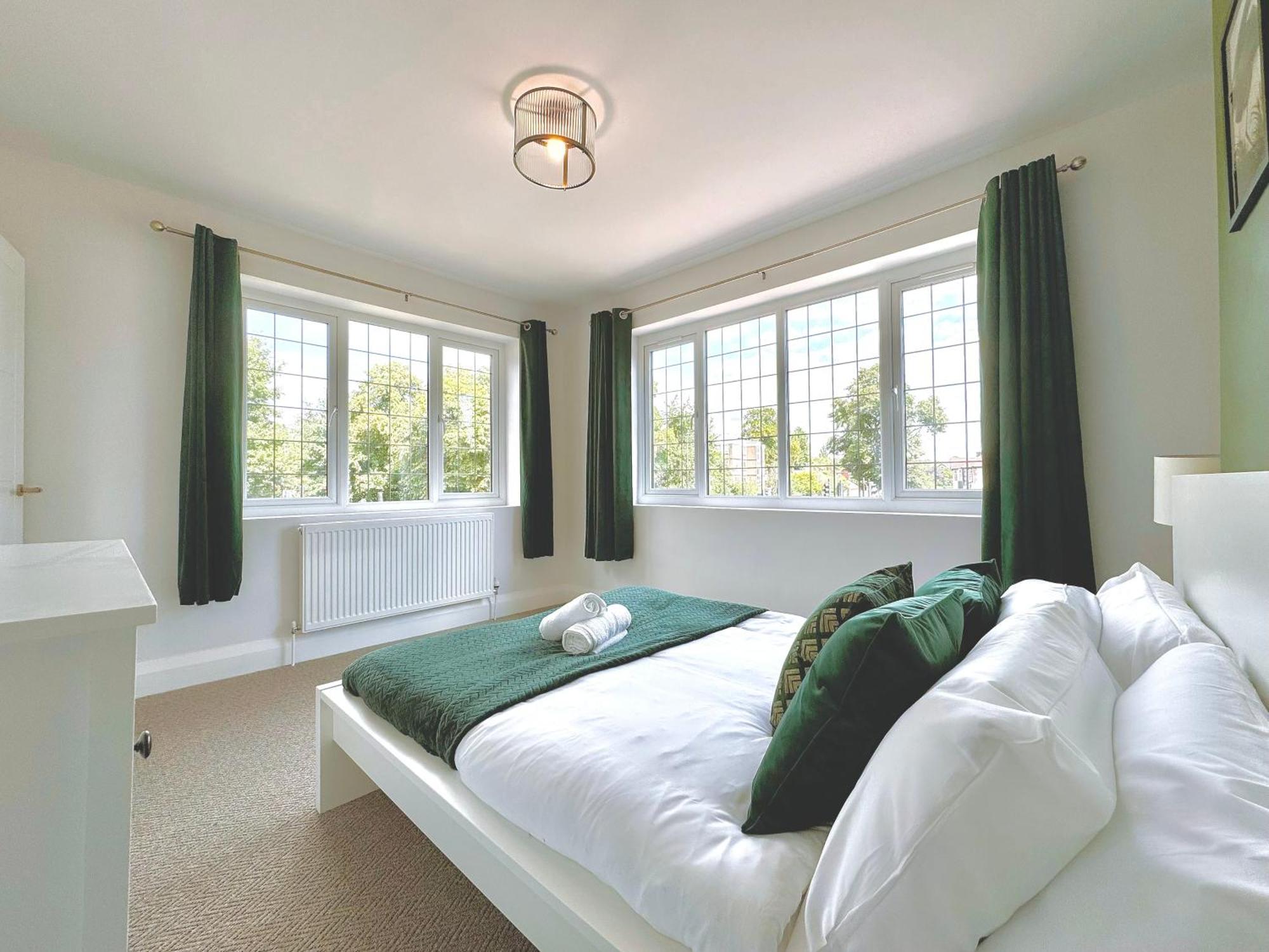 Holiday home Bright 5 Bedroom House In Didsbury,