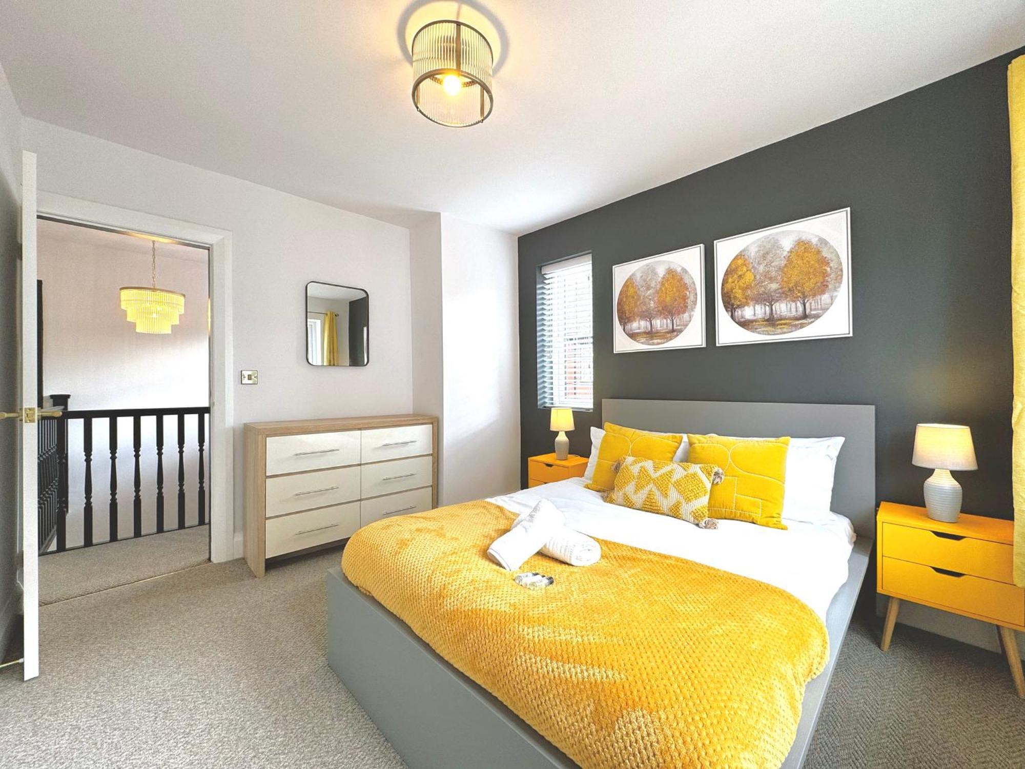 Holiday home Bright 5 Bedroom House In Didsbury, *