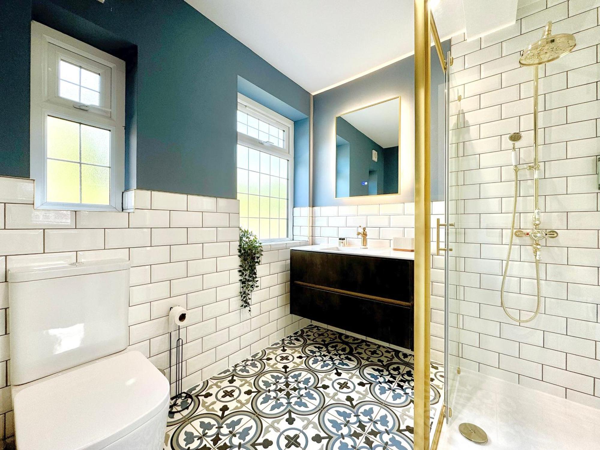 Bright 5 Bedroom House In Didsbury, *