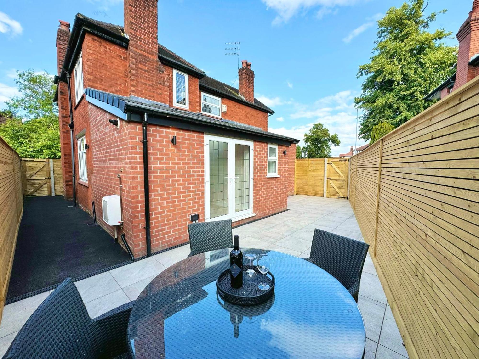 Bright 5 Bedroom House In Didsbury,