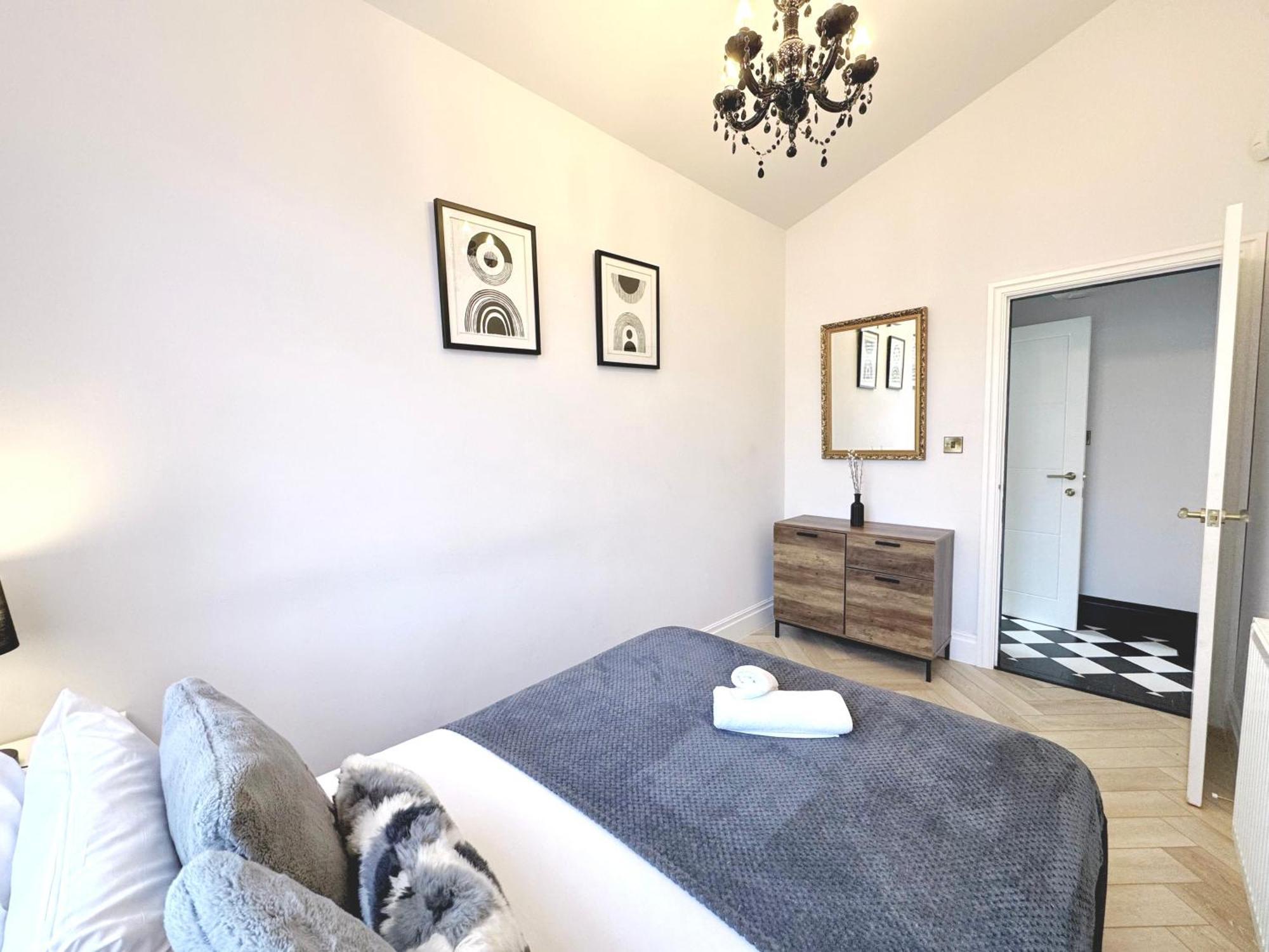 Bright 5 Bedroom House In Didsbury, Manchester