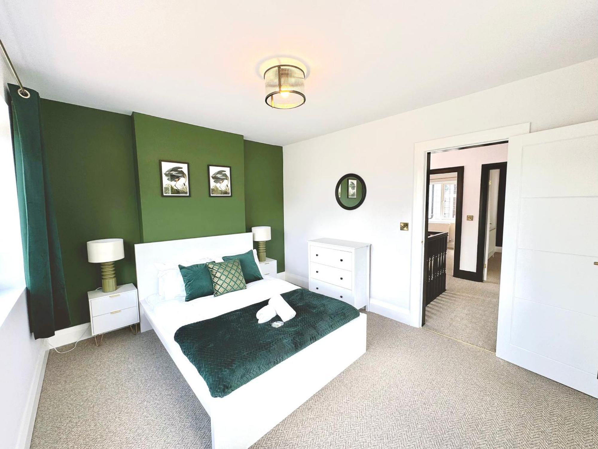 Bright 5 Bedroom House In Didsbury,