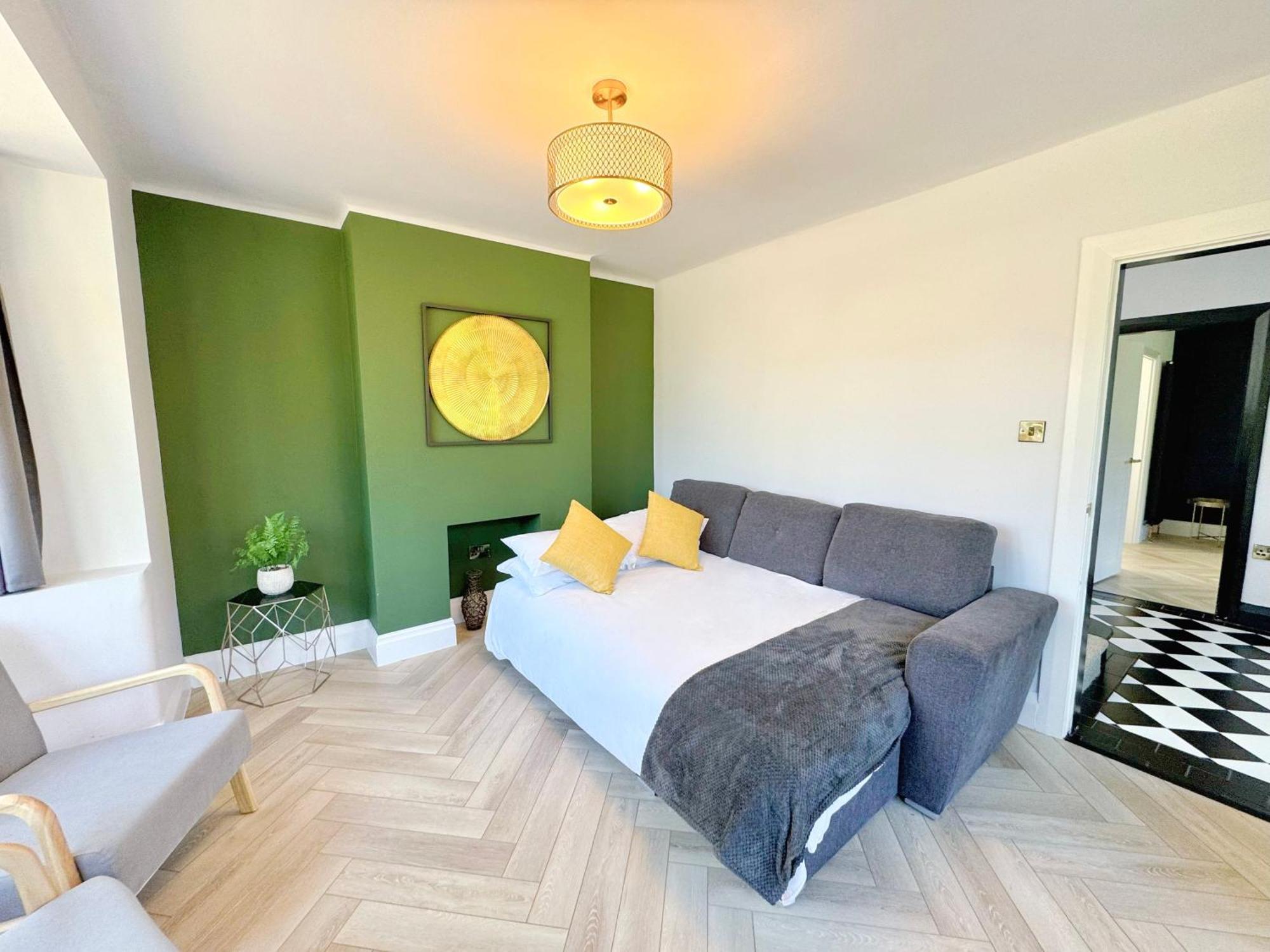 Holiday home Bright 5 Bedroom House In Didsbury, *