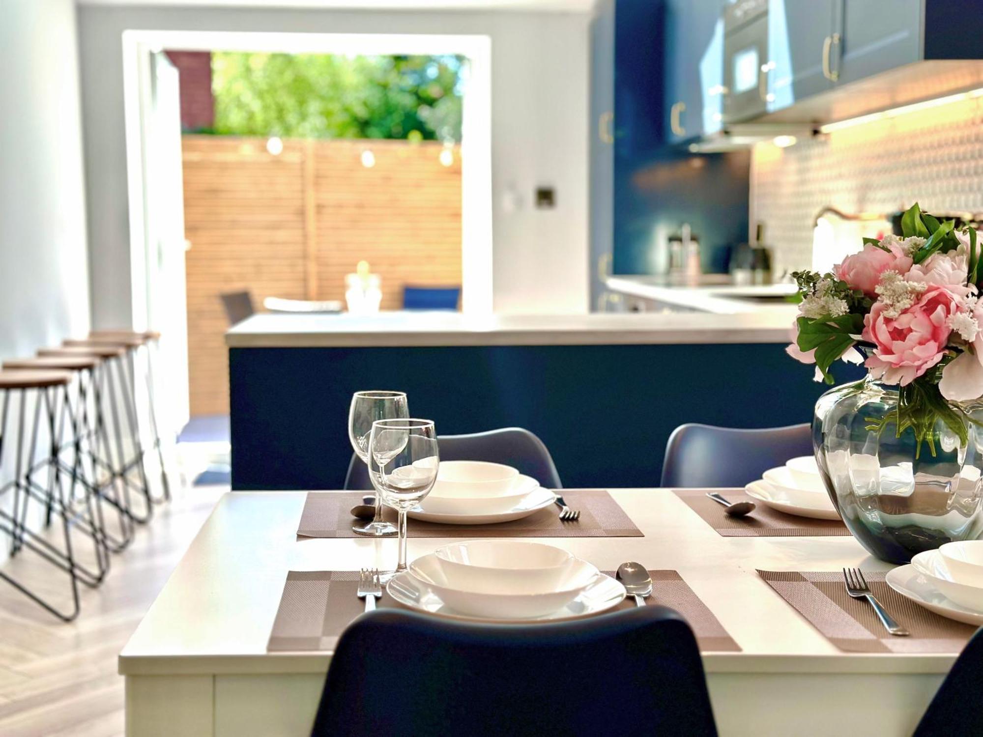 Holiday home Bright 5 Bedroom House In Didsbury,