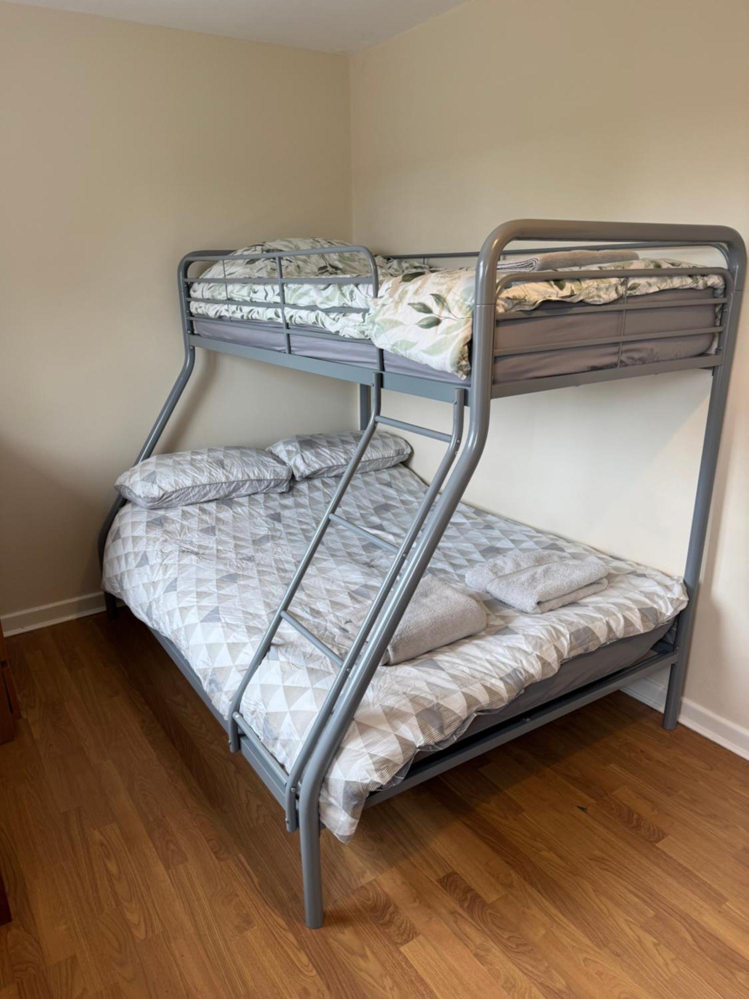 Modern, Quiet, Sleeps 9, Etihad, Coop Live,
