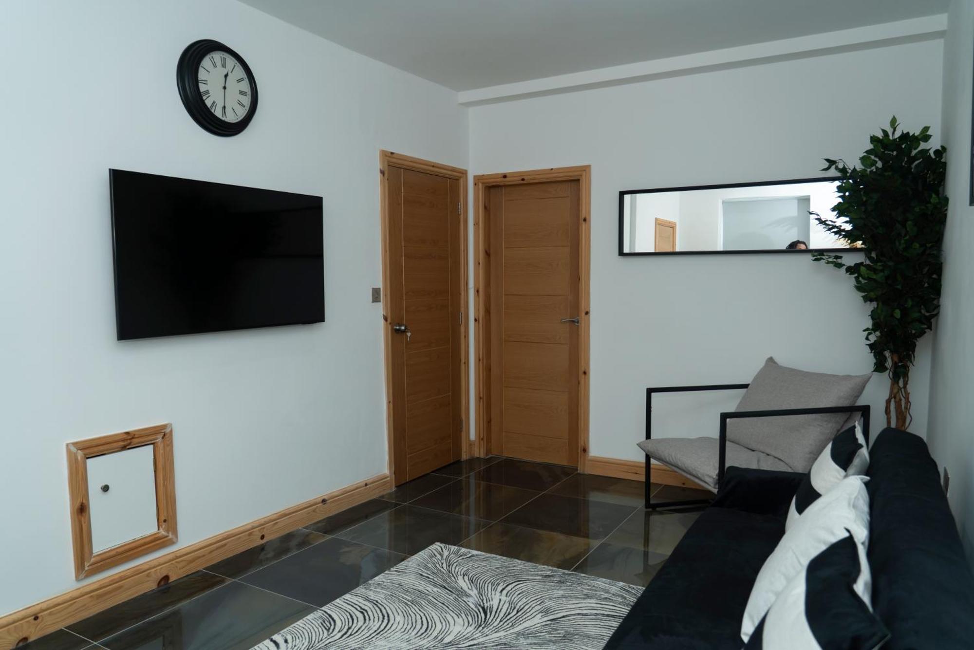 Guest house Double Bedroom Near Etihad And Coop Live With Free Parking, Shared Kitchen & Bathroom *