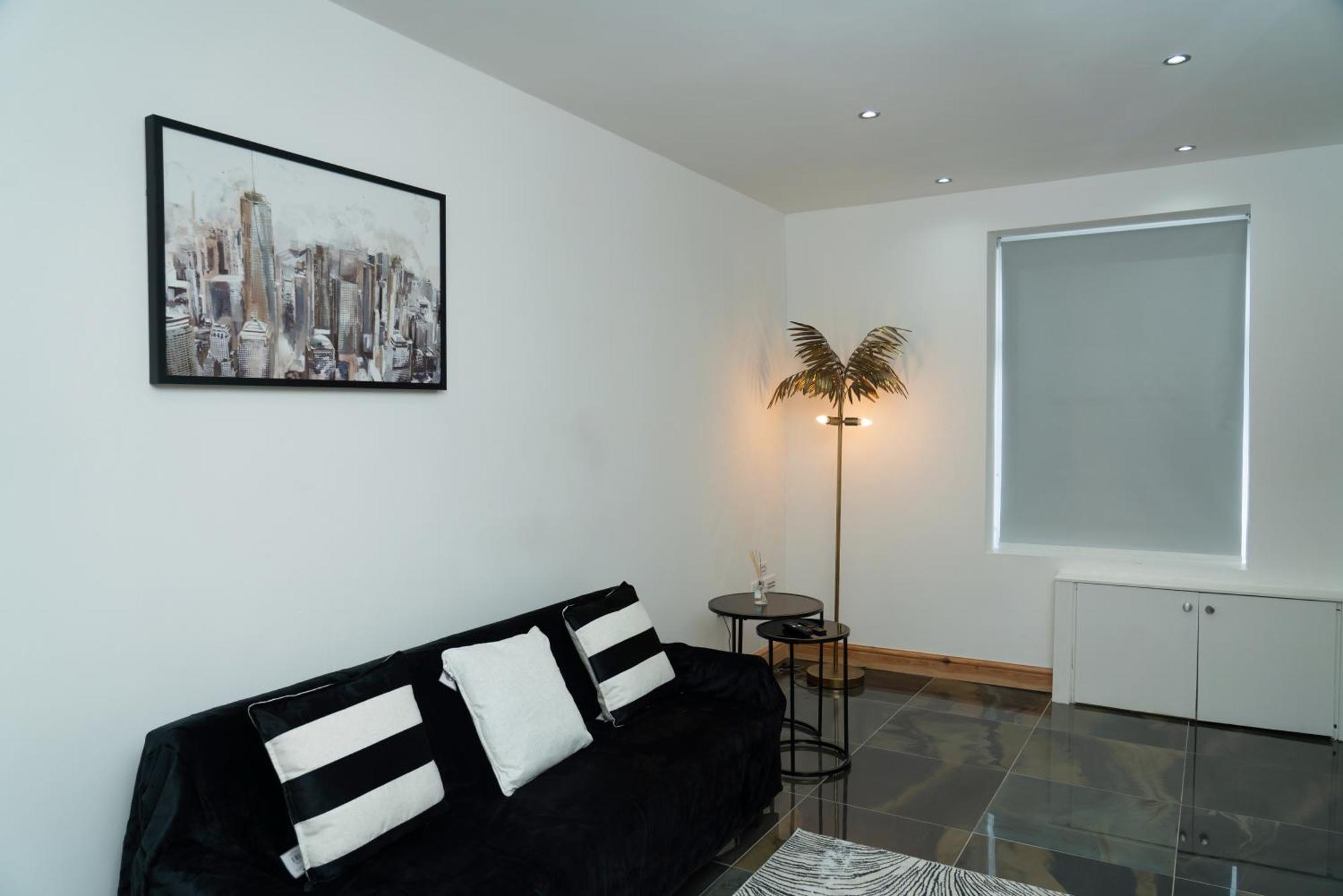 Double Bedroom Near Etihad And Coop Live With Free Parking, Shared Kitchen & Bathroom *