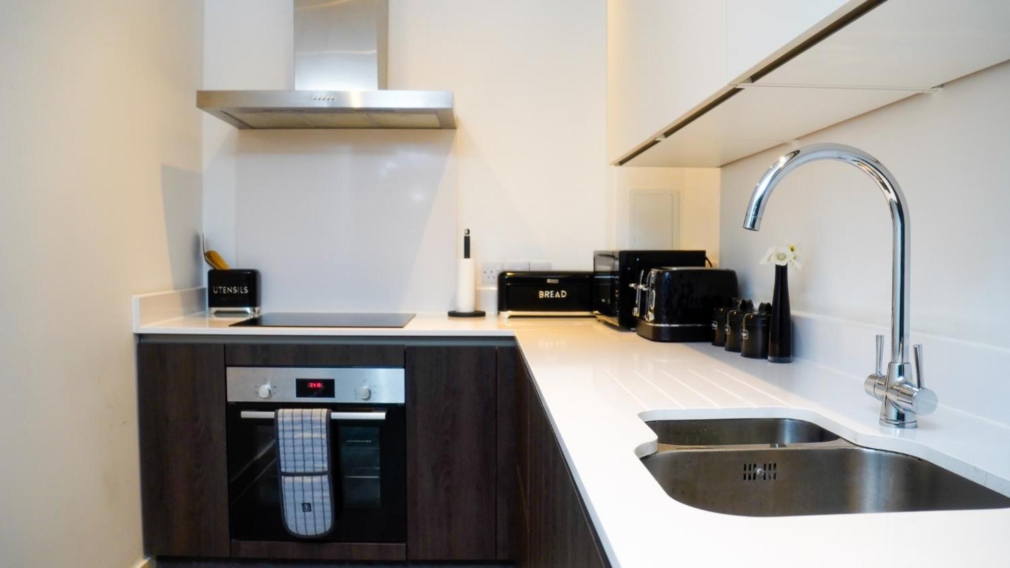 Apartment Centre With Balcony & Free Parking *