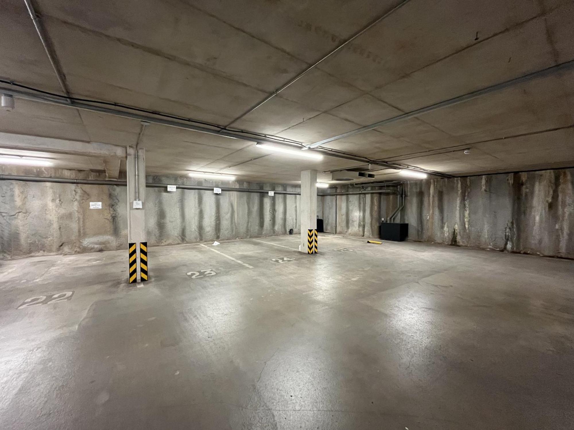 Centre With Balcony & Free Parking *