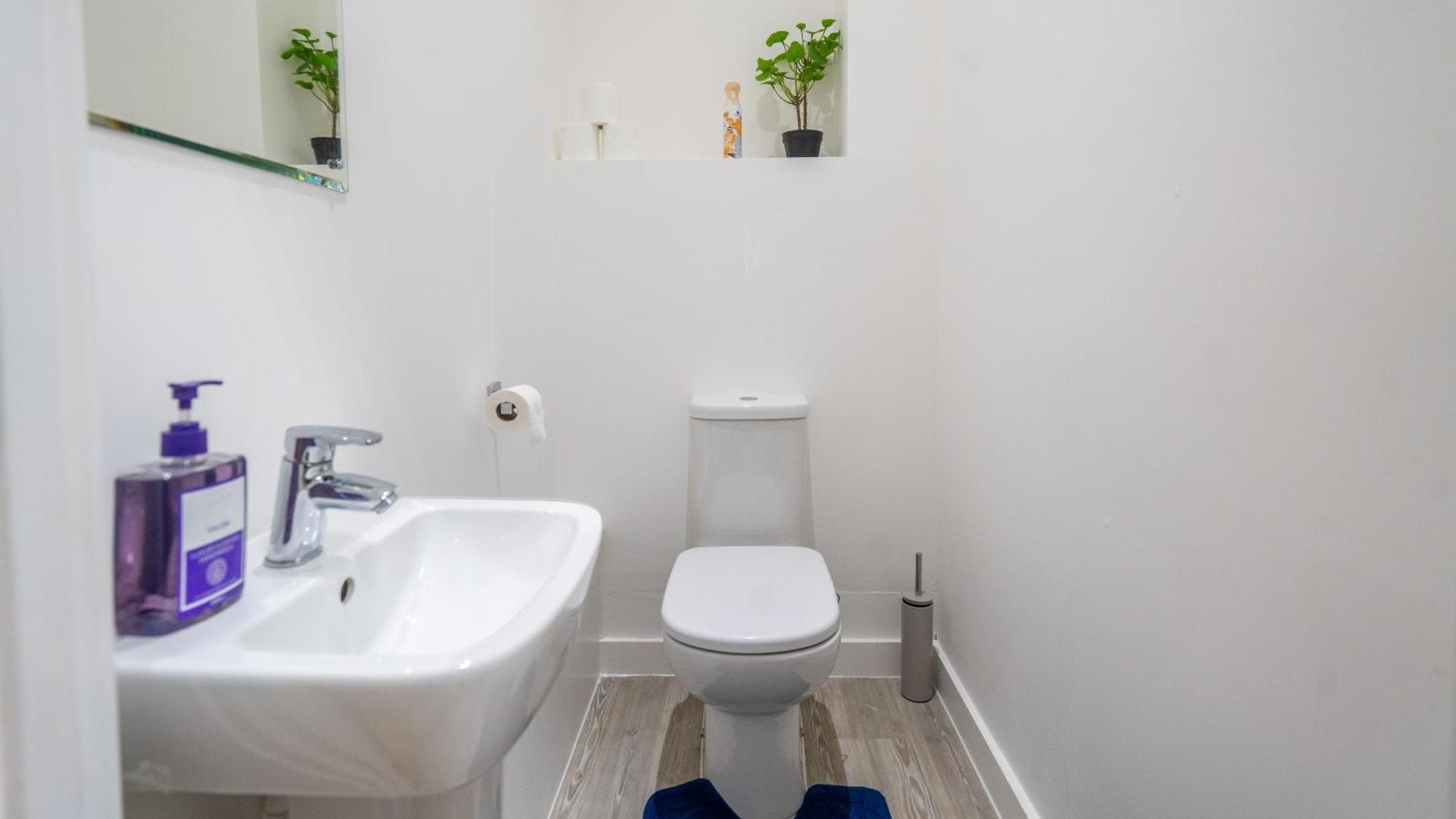 Mega7 Luxury 2bedrooms - 2baths, 3toilets Balcony And Free Car Park Villa