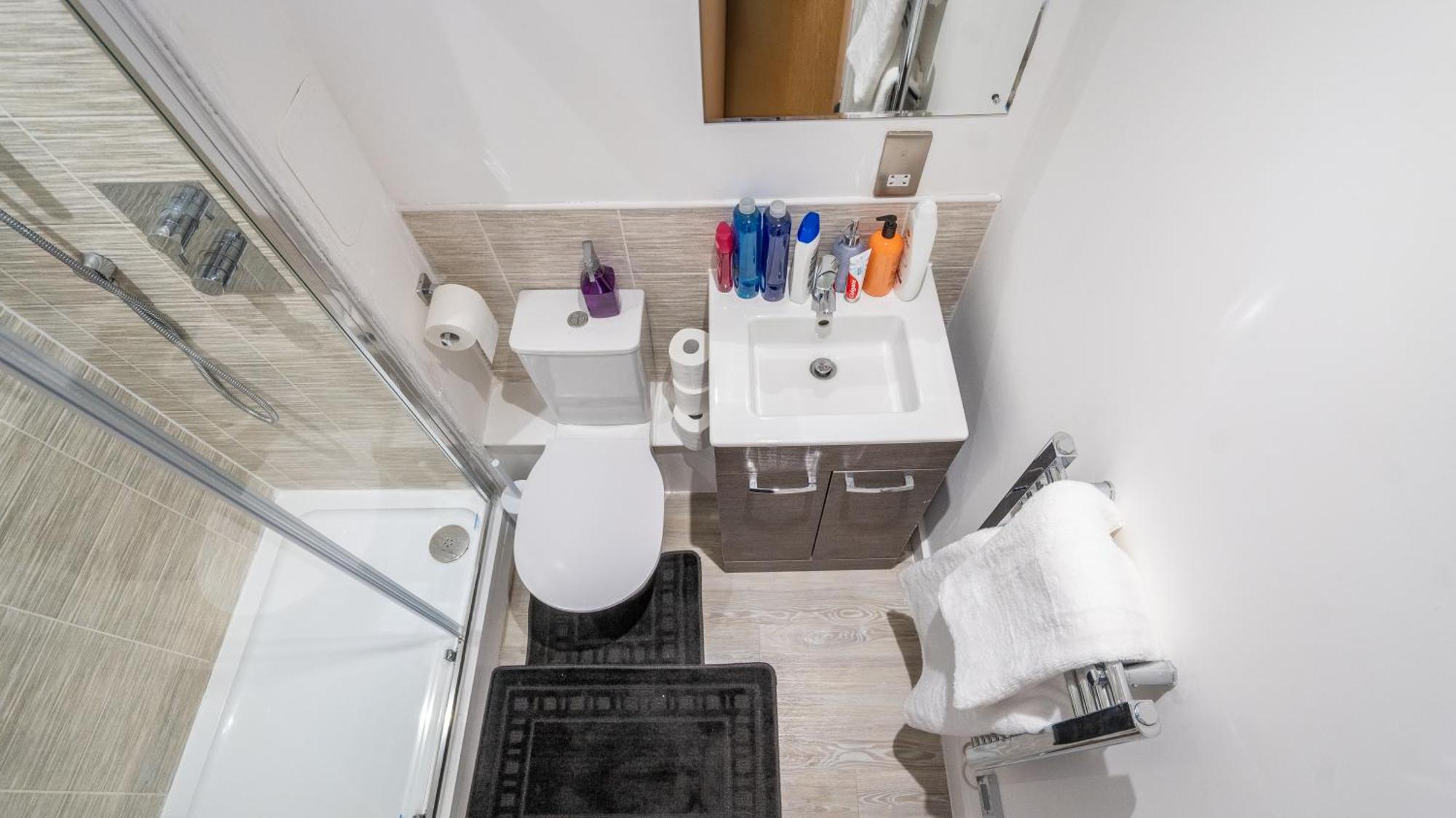 Mega7 Luxury 2bedrooms - 2baths, 3toilets Balcony And Free Car Park Villa *