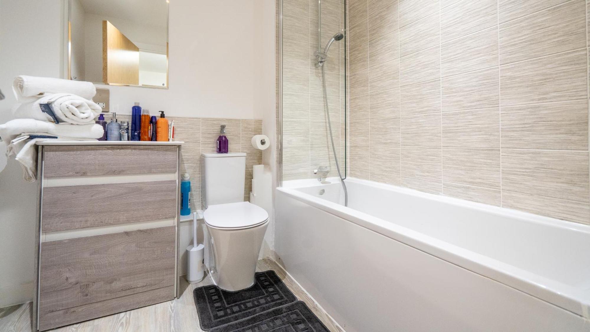 Mega7 Luxury 2bedrooms - 2baths, 3toilets Balcony And Free Car Park Villa Manchester
