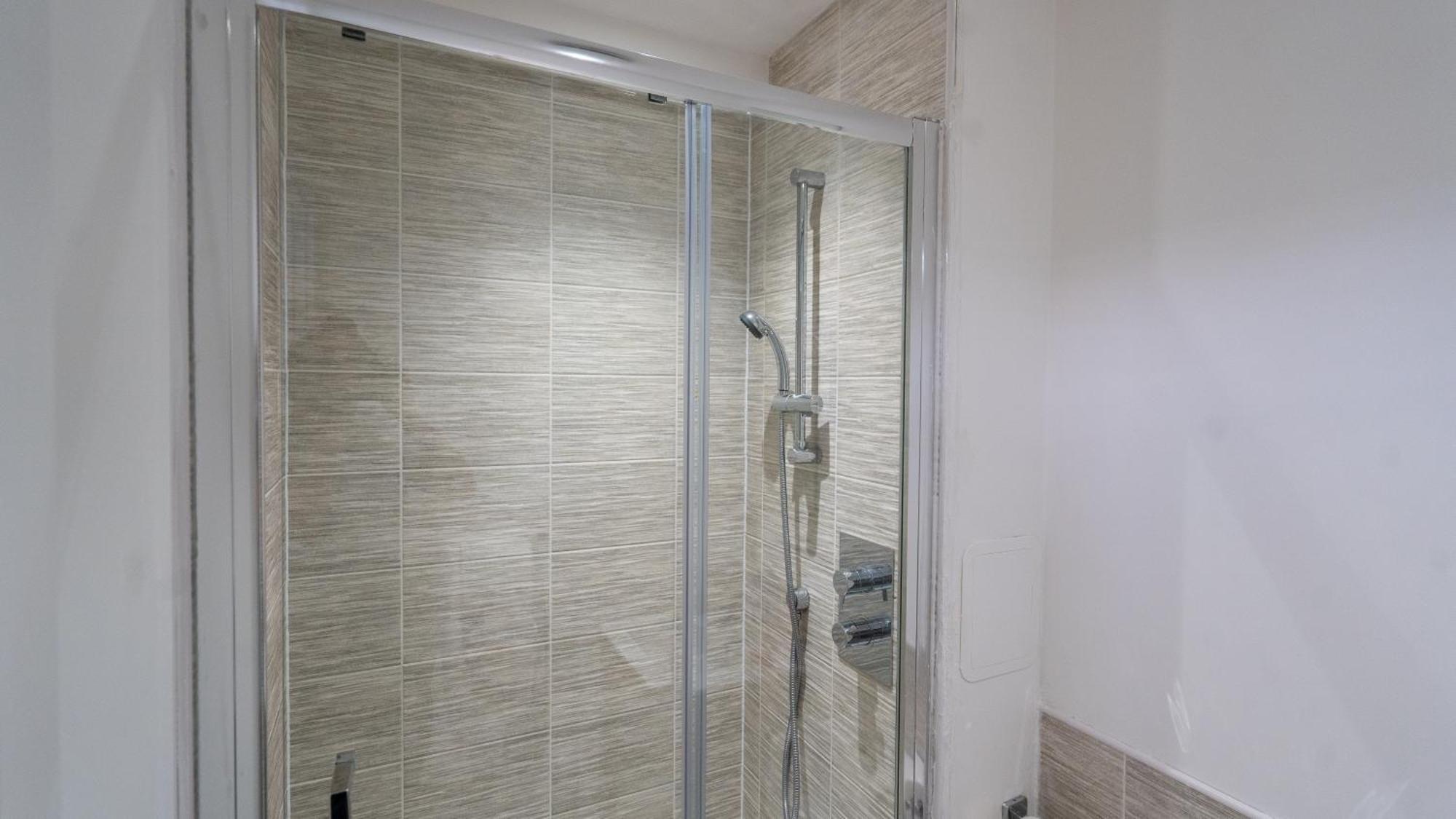 Villa Mega7 Luxury 2bedrooms - 2baths, 3toilets Balcony And Free Car Park Manchester