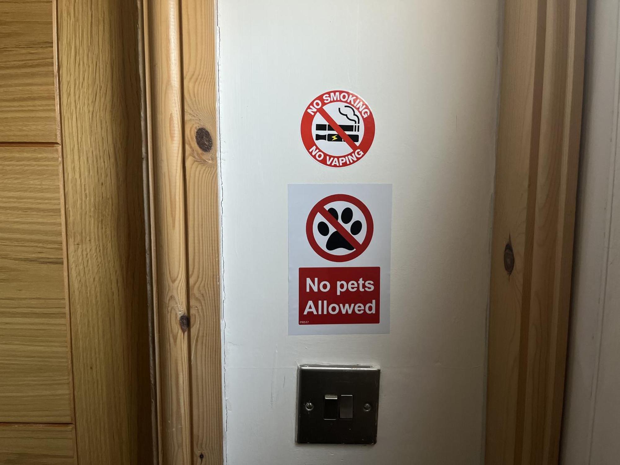 Double Bedroom Near Etihad And Coop Live With Free Parking, Shared Kitchen & Bathroom
