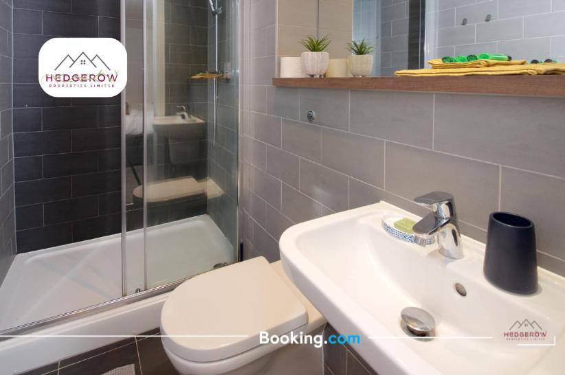Hedgerow Urban Oasis: Spacious 3-bedroom Getaway * Manchester