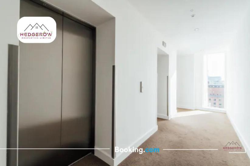 Hedgerow Urban Oasis: Spacious 3-bedroom Getaway Apartment *