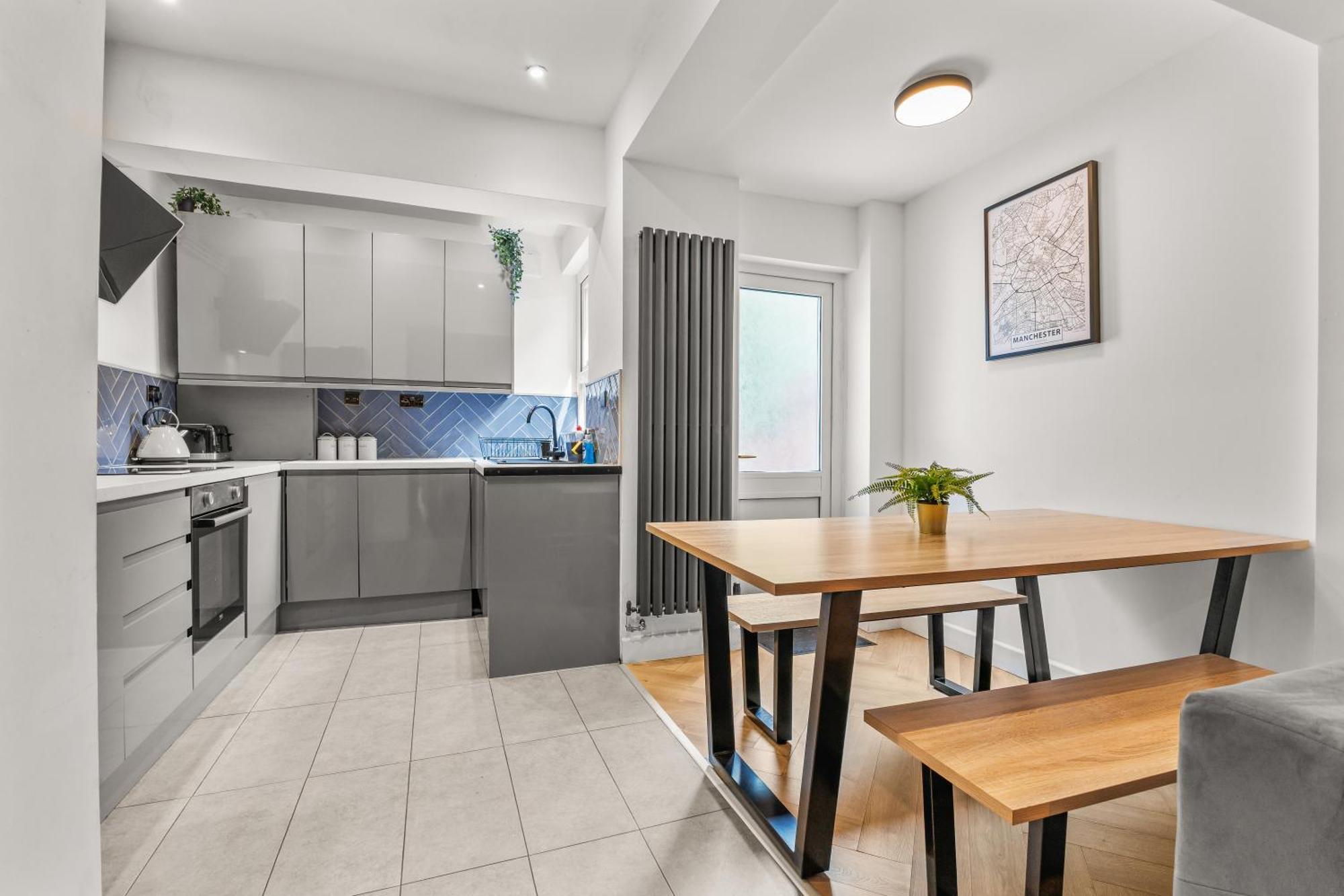 Modern Centre Townhouse Sleeps 10 & Parking