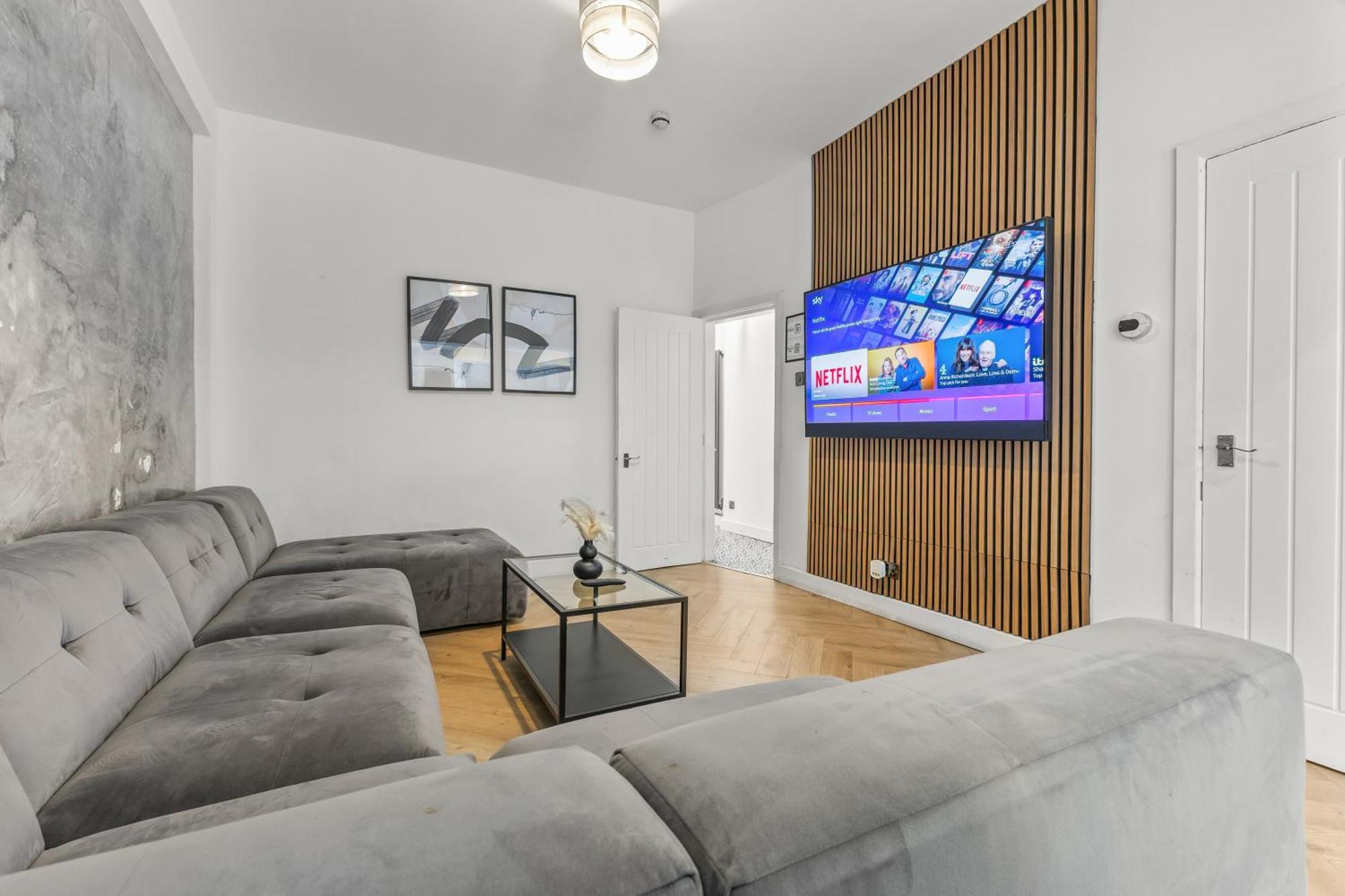 Modern Centre Townhouse Sleeps 10 & Parking