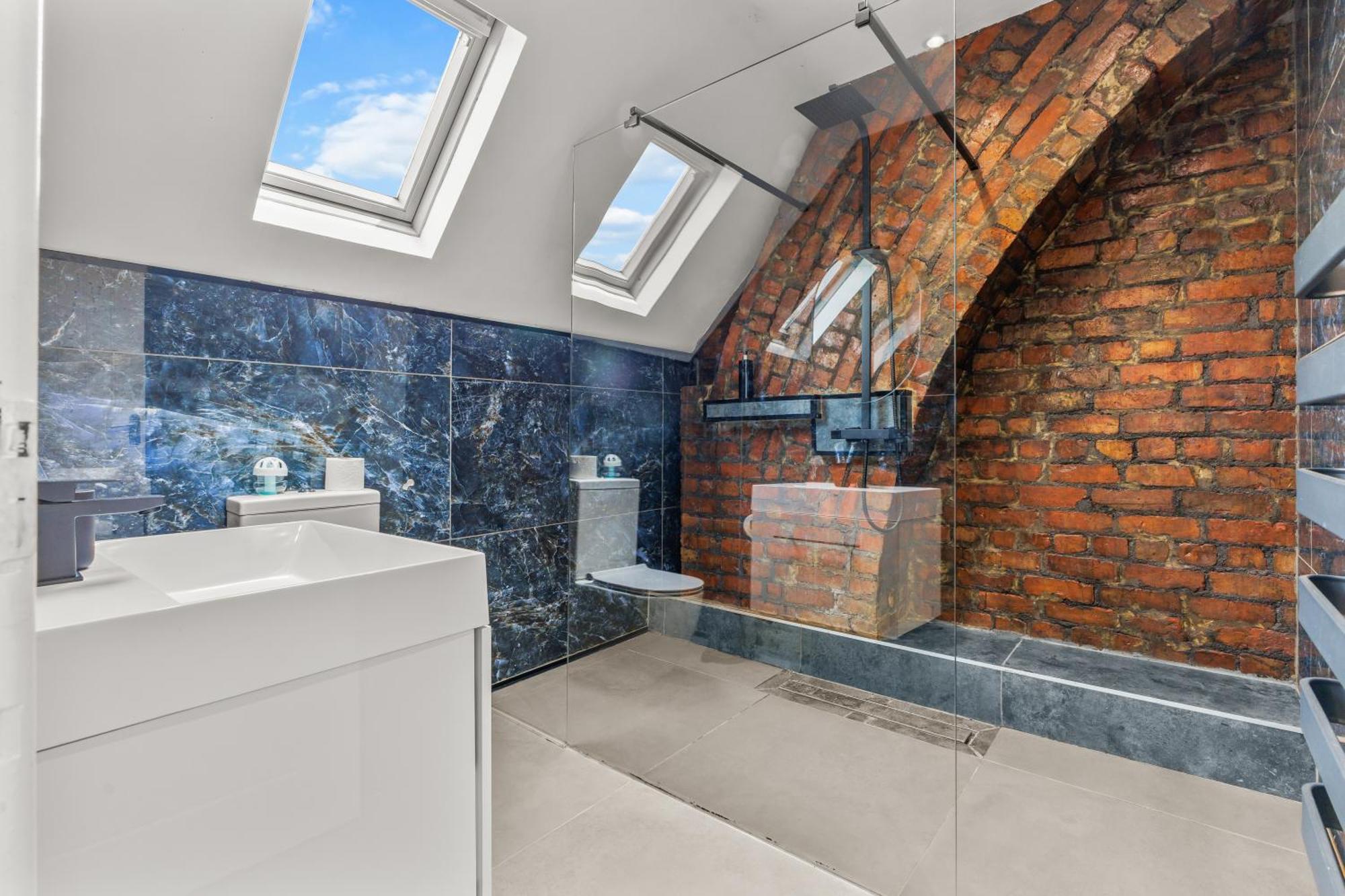 Modern Centre Townhouse Sleeps 10 & Parking