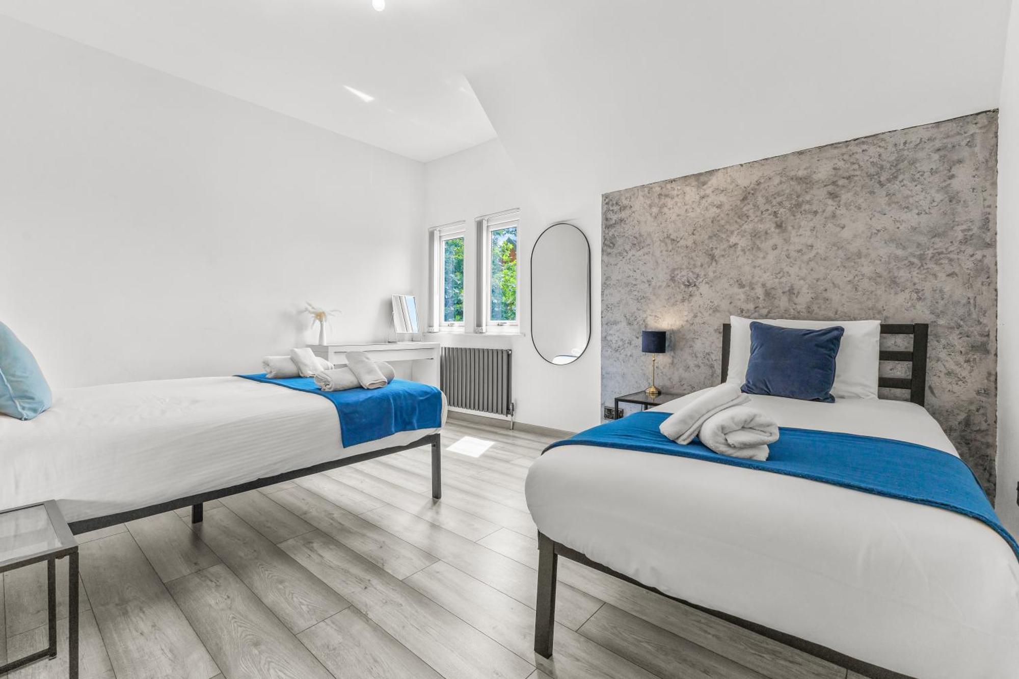 Holiday home Modern Centre Townhouse Sleeps 10 & Parking