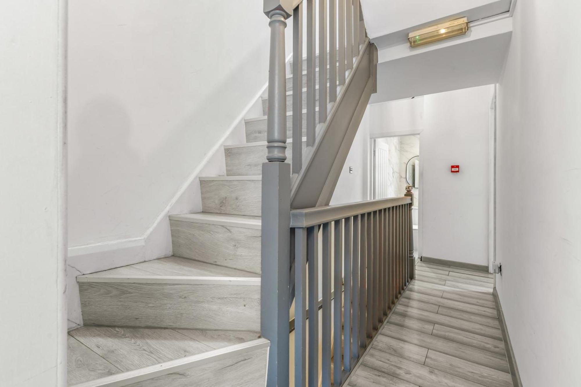 Modern Centre Townhouse Sleeps 10 & Parking * Manchester