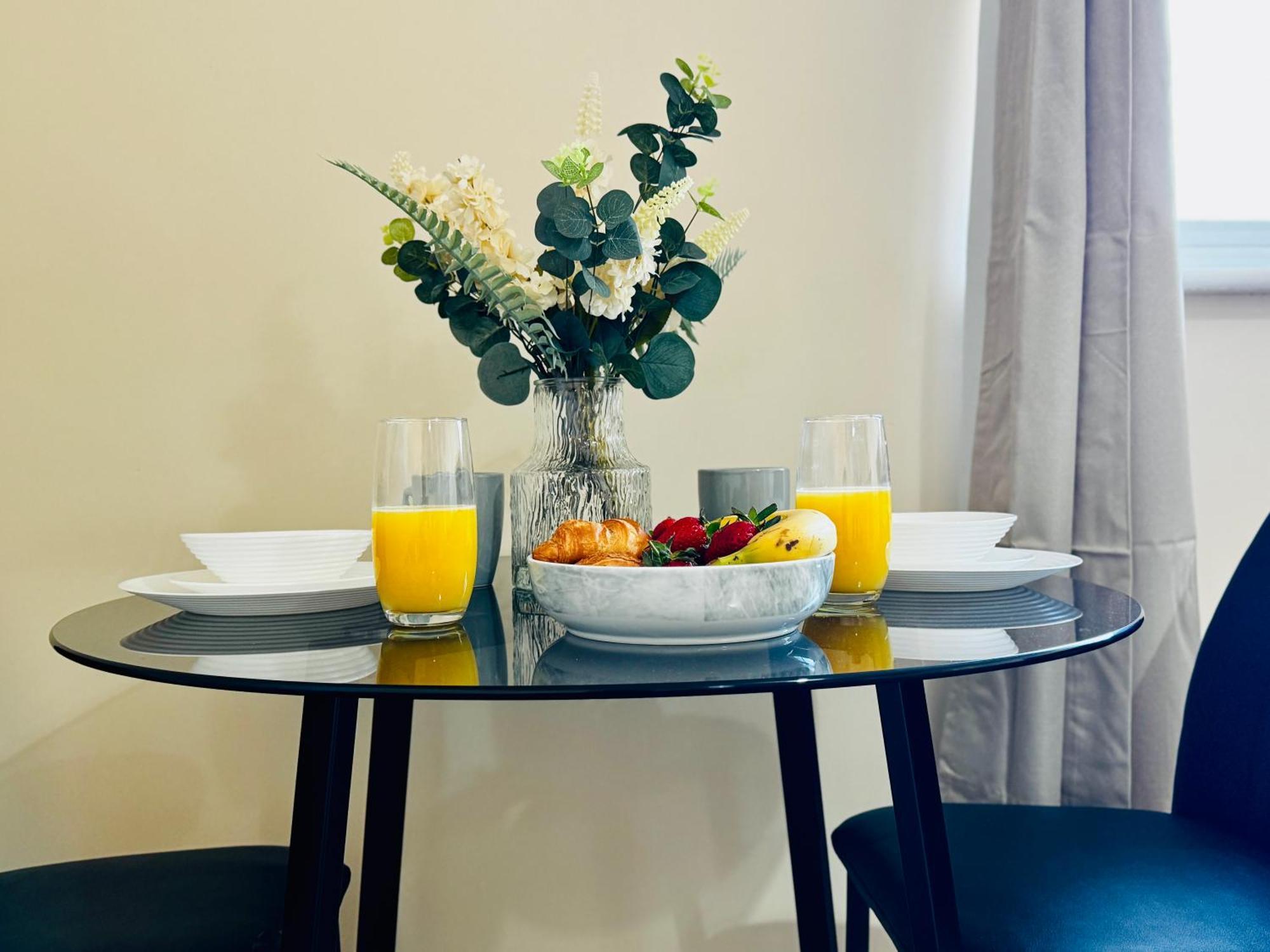 Holiday home Hub - 2br With Free Parking, Near Airport & Attractions