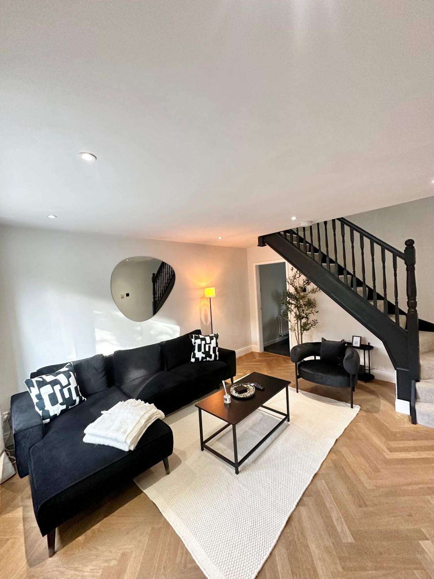 Holiday home Canal Mews - 1 Min From Trafford Centre And 2 Min M60!