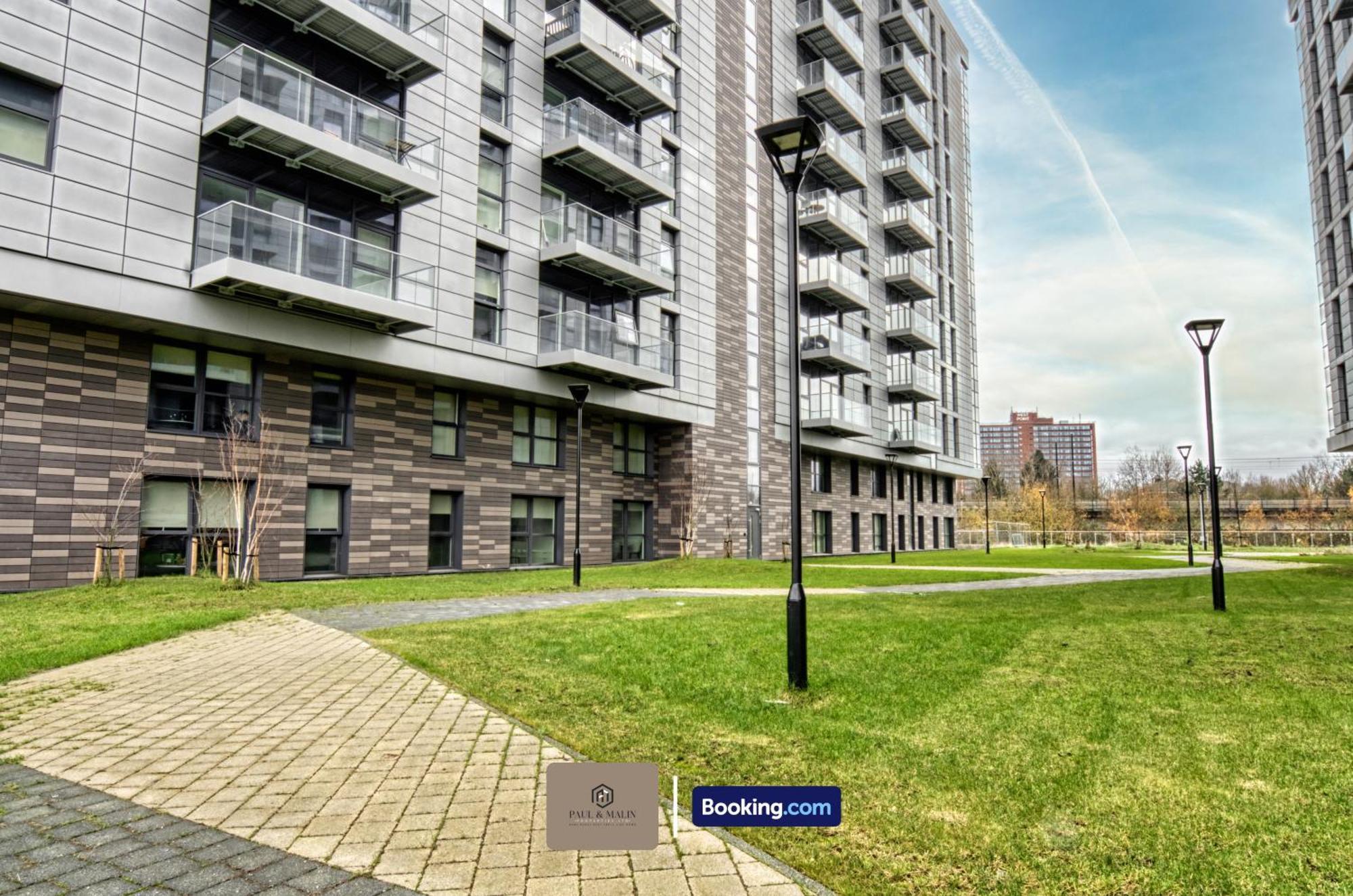 3 Bedroom By Paul & Malin Short Lets & Serviced With Free Parking & Gym Access *
