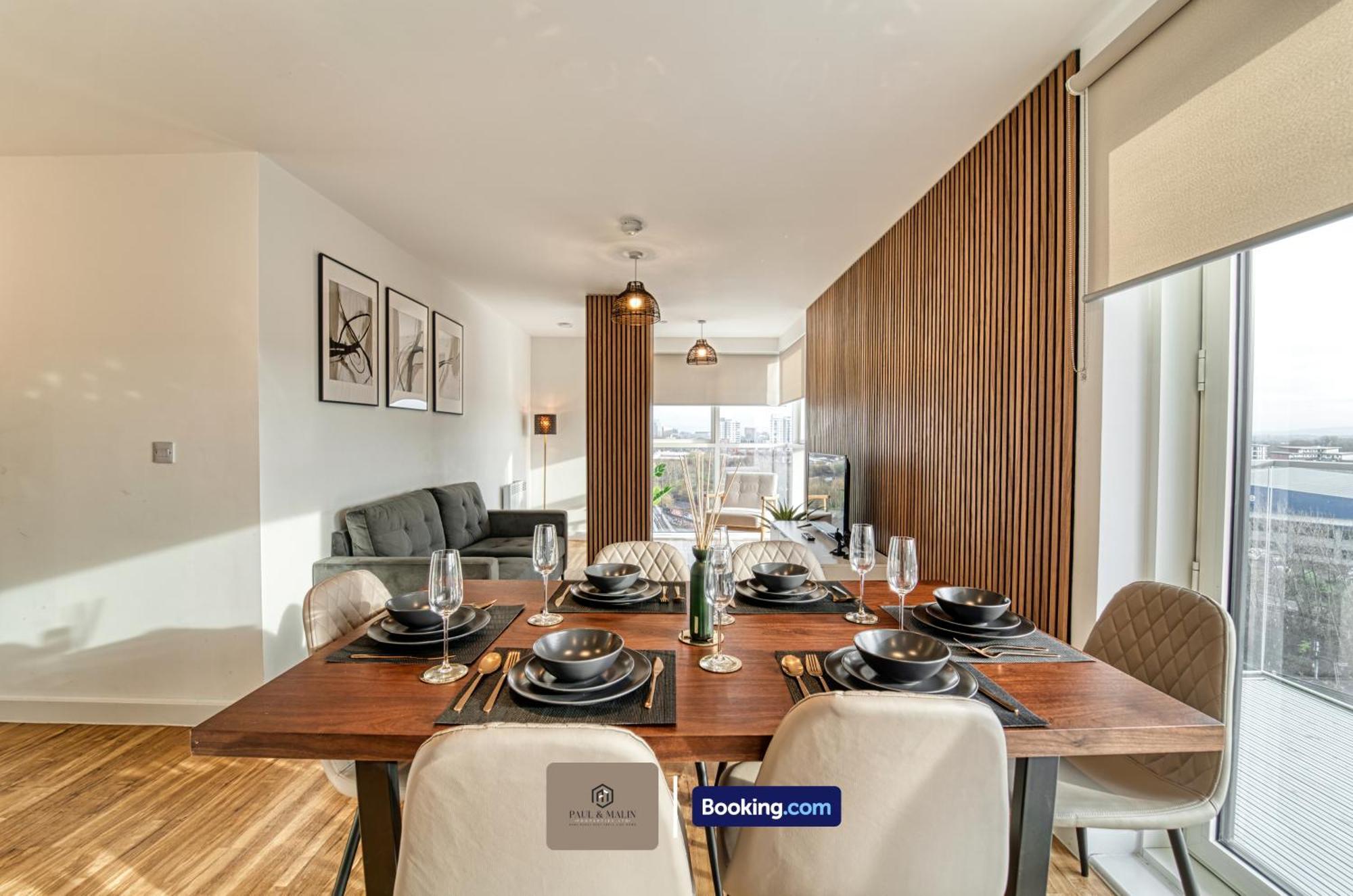 Apartment 3 Bedroom By Paul & Malin Short Lets & Serviced With Free Parking & Gym Access Manchester