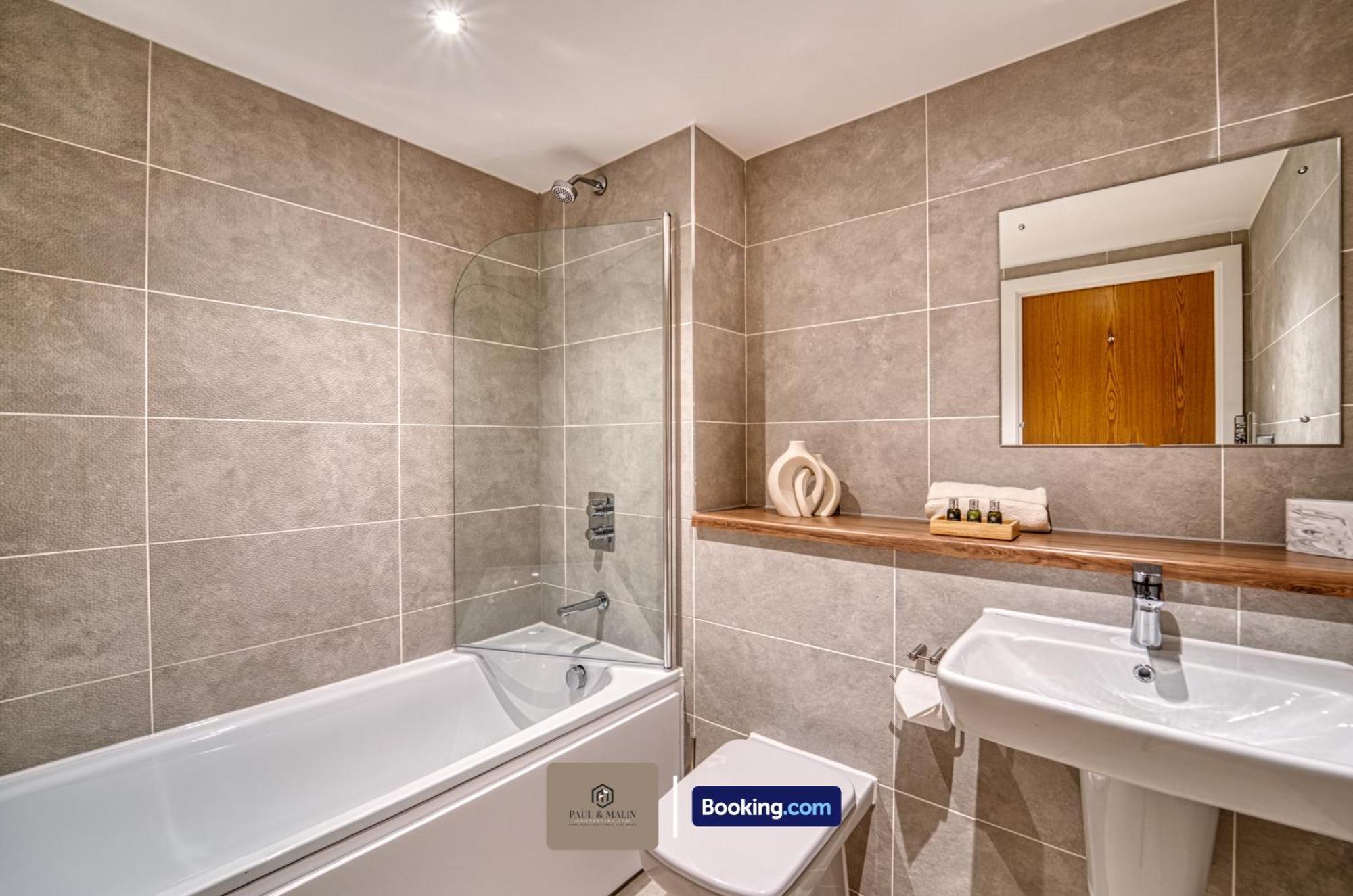 3 Bedroom By Paul & Malin Short Lets & Serviced With Free Parking & Gym Access Apartment *