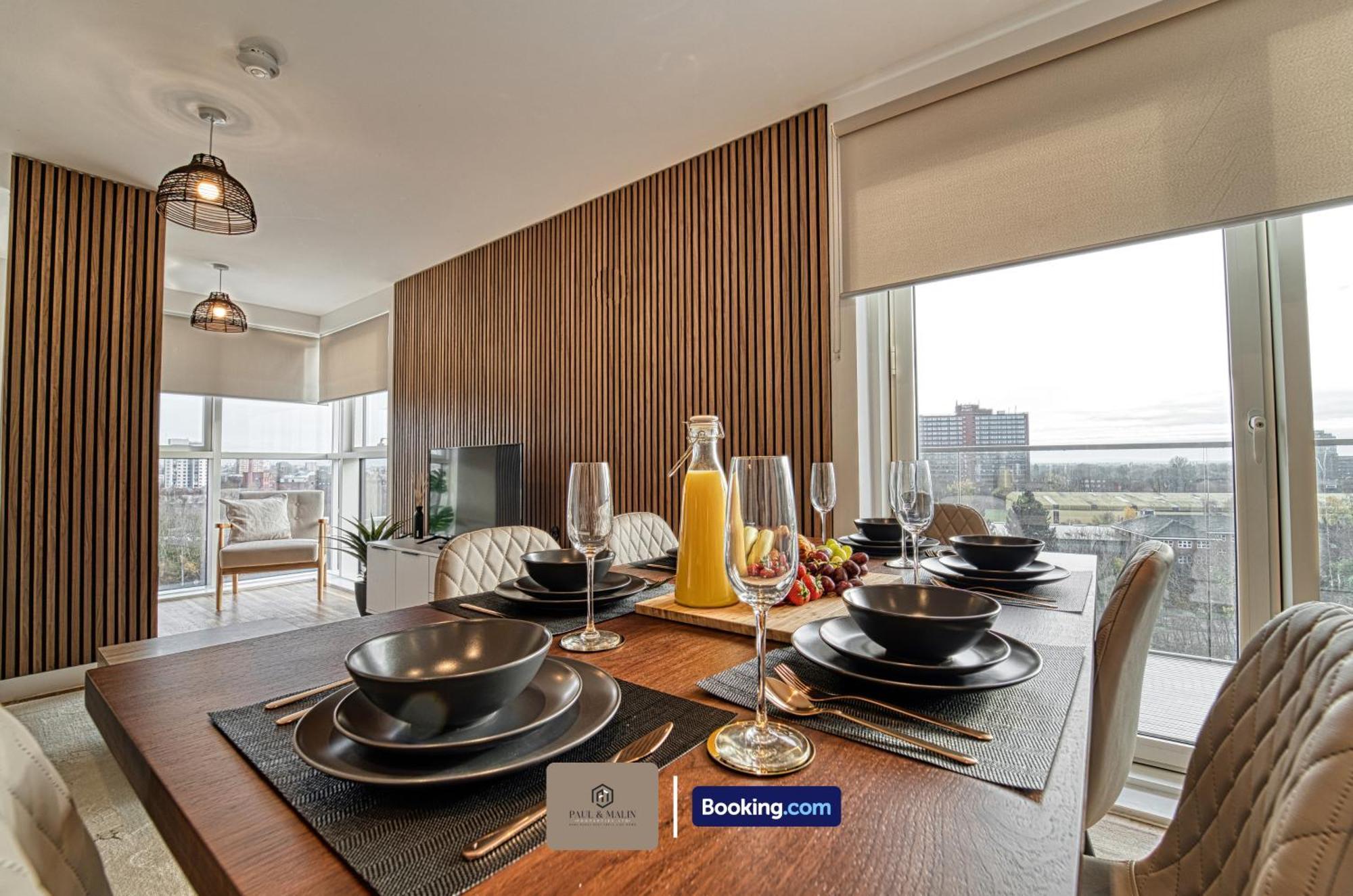 Apartment 3 Bedroom By Paul & Malin Short Lets & Serviced With Free Parking & Gym Access *