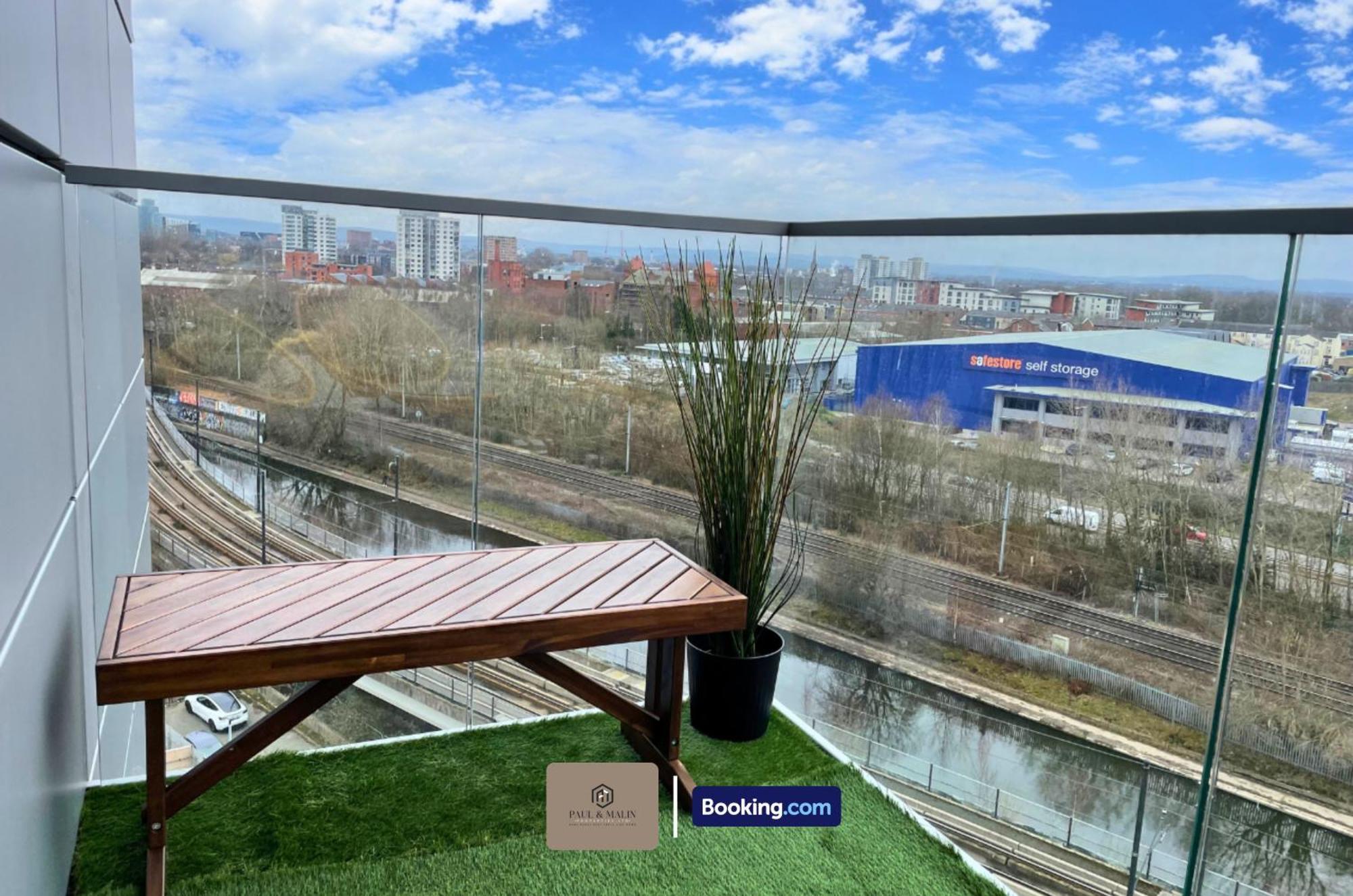 3 Bedroom By Paul & Malin Short Lets & Serviced With Free Parking & Gym Access Apartment Manchester