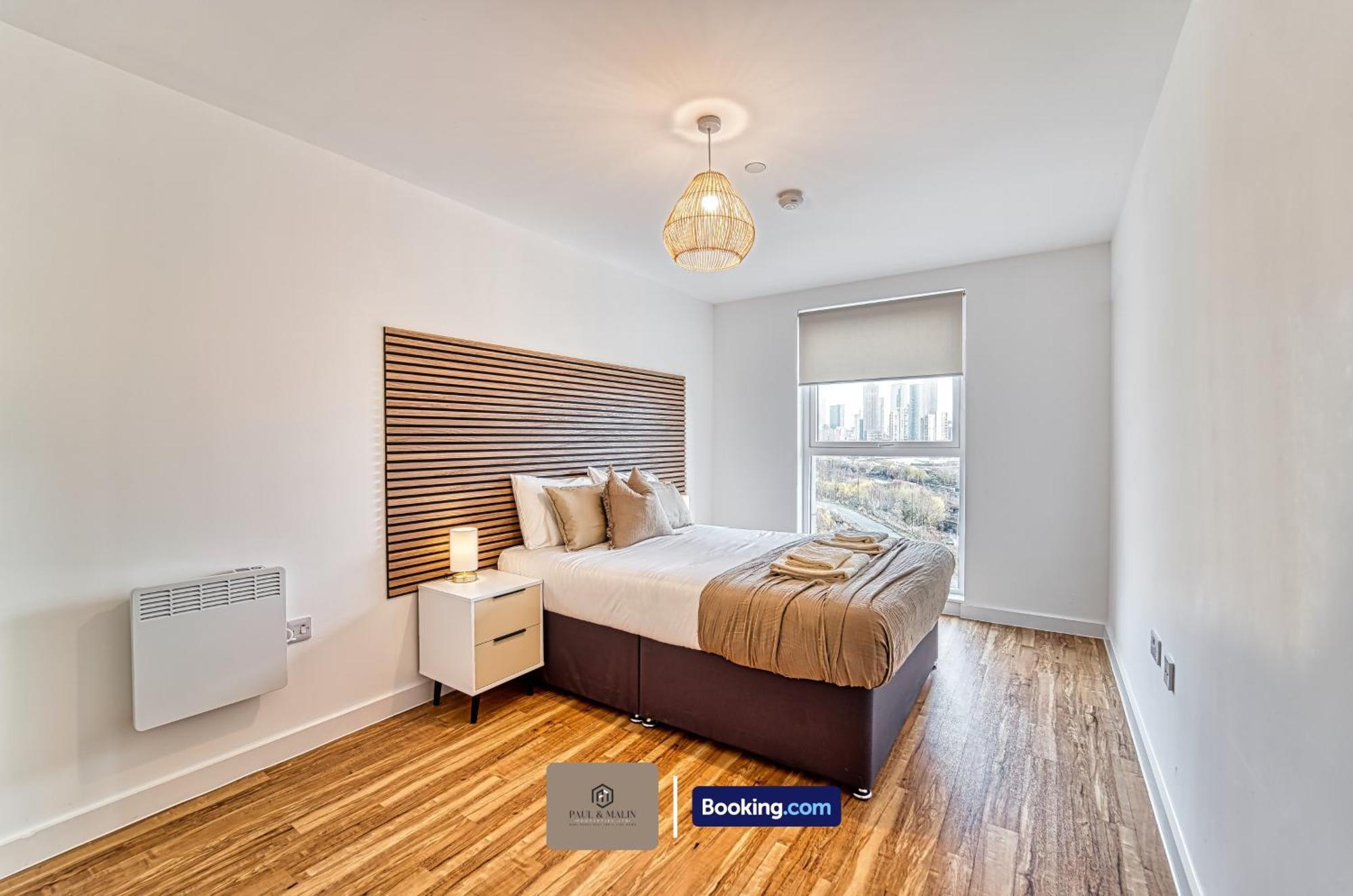 3 Bedroom By Paul & Malin Short Lets & Serviced With Free Parking & Gym Access Apartment Manchester
