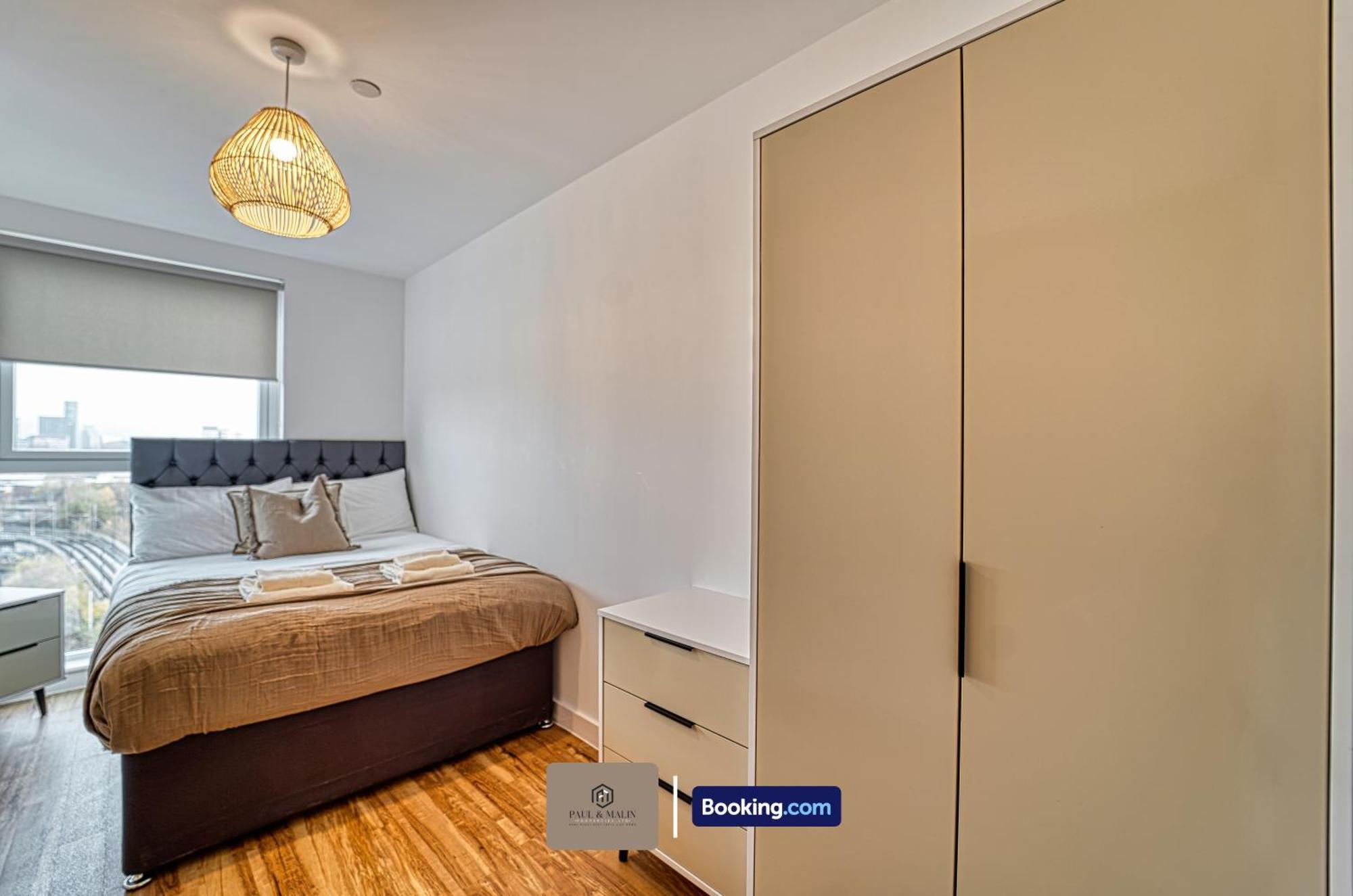 3 Bedroom By Paul & Malin Short Lets & Serviced With Free Parking & Gym Access *