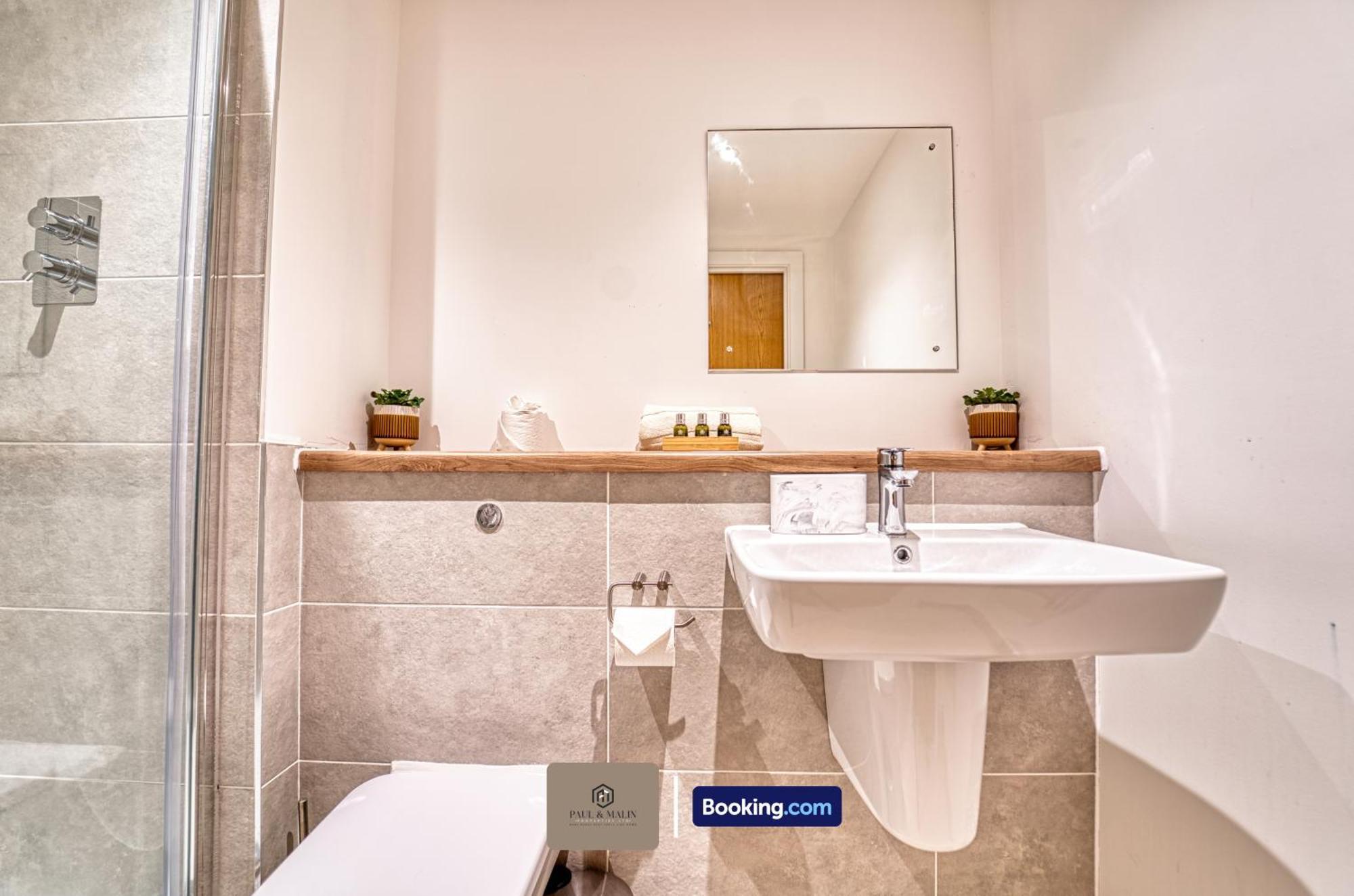 3 Bedroom By Paul & Malin Short Lets & Serviced With Free Parking & Gym Access Apartment *