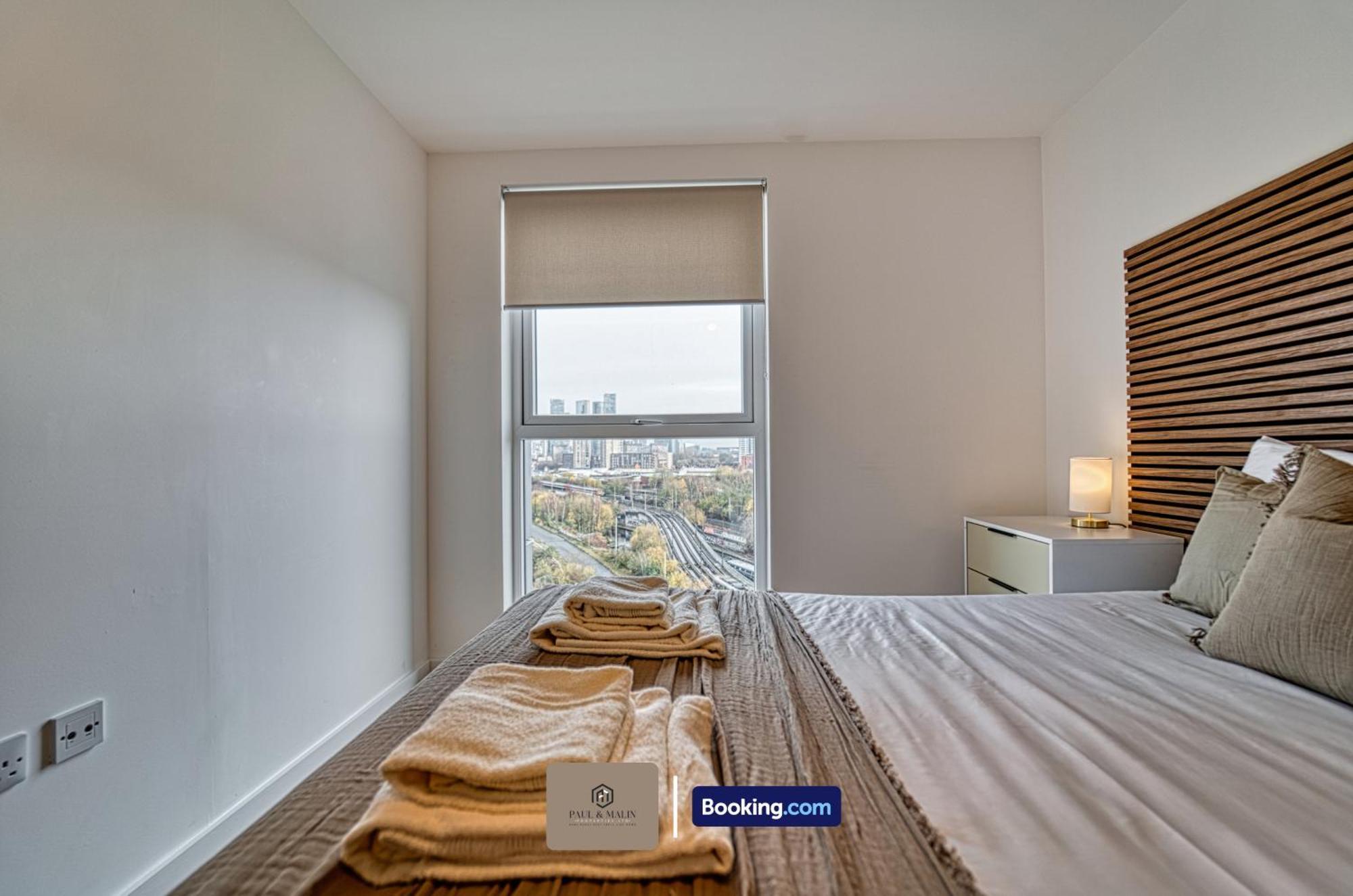 3 Bedroom By Paul & Malin Short Lets & Serviced With Free Parking & Gym Access
