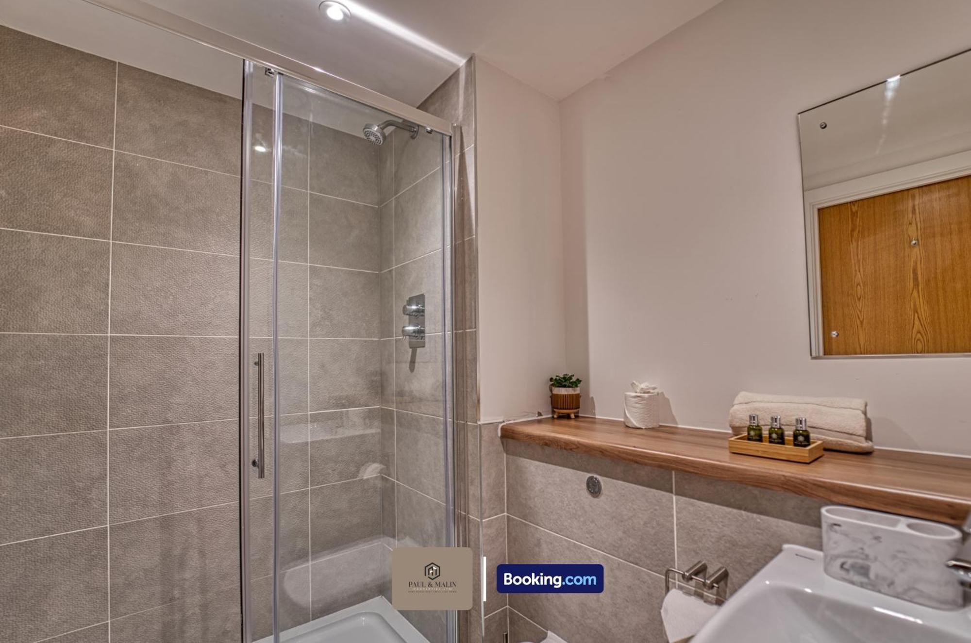 3 Bedroom By Paul & Malin Short Lets & Serviced With Free Parking & Gym Access Apartment